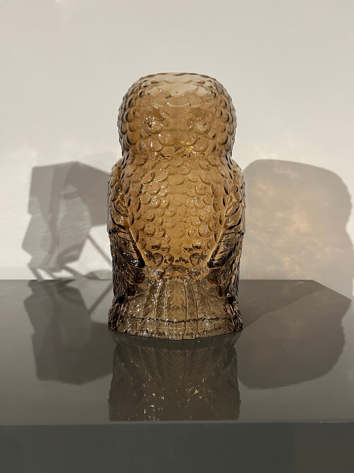 Glazen uil in amberkleur – achterzijde