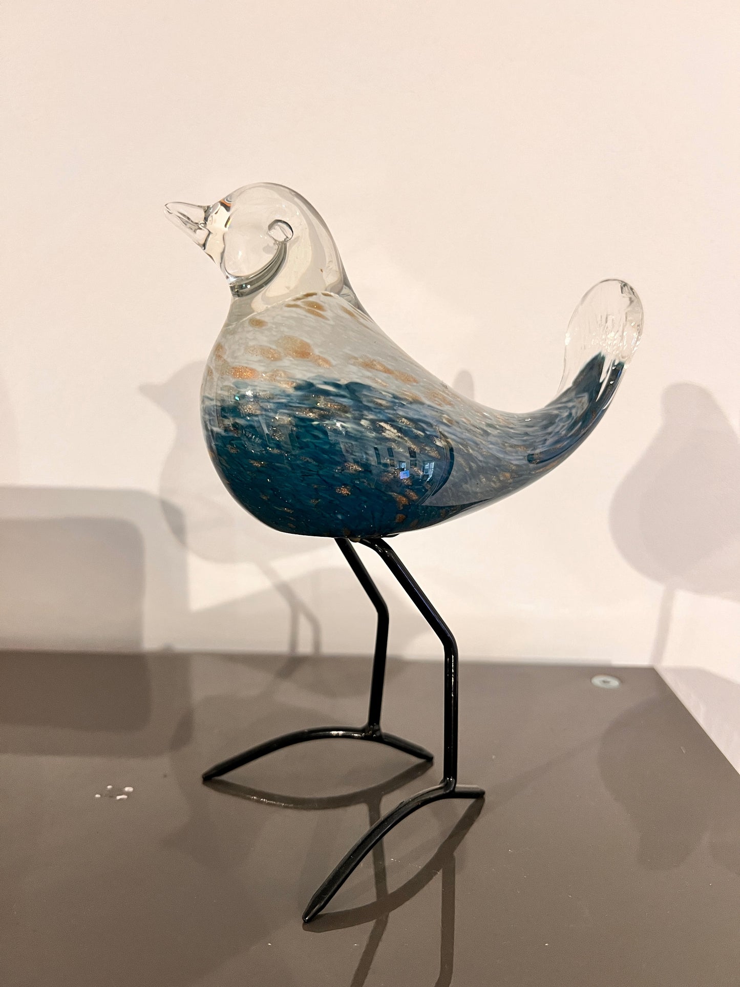 Glazen vogeltje op metalen pootjes – blauw