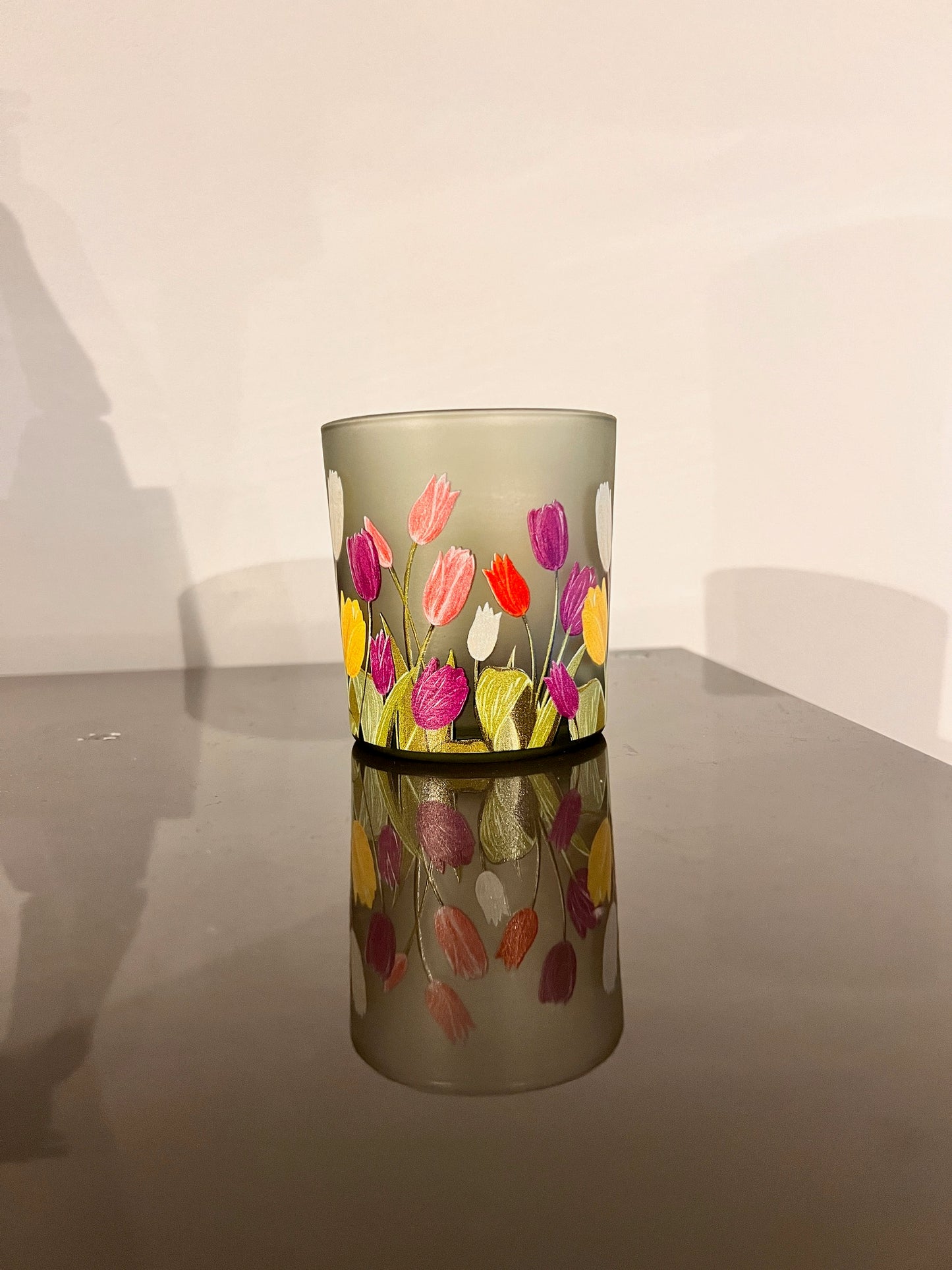 Glazen waxinelichthouder met tulpen – klein formaat