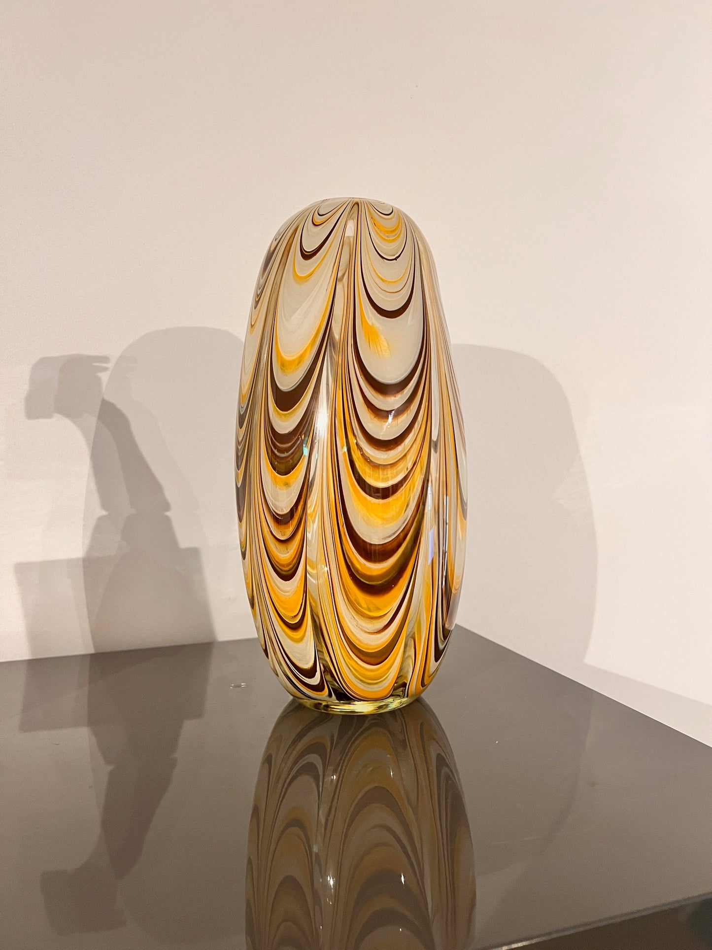 Glaskunst vaas met vloeiende lijnen in goudtinten – klein formaat