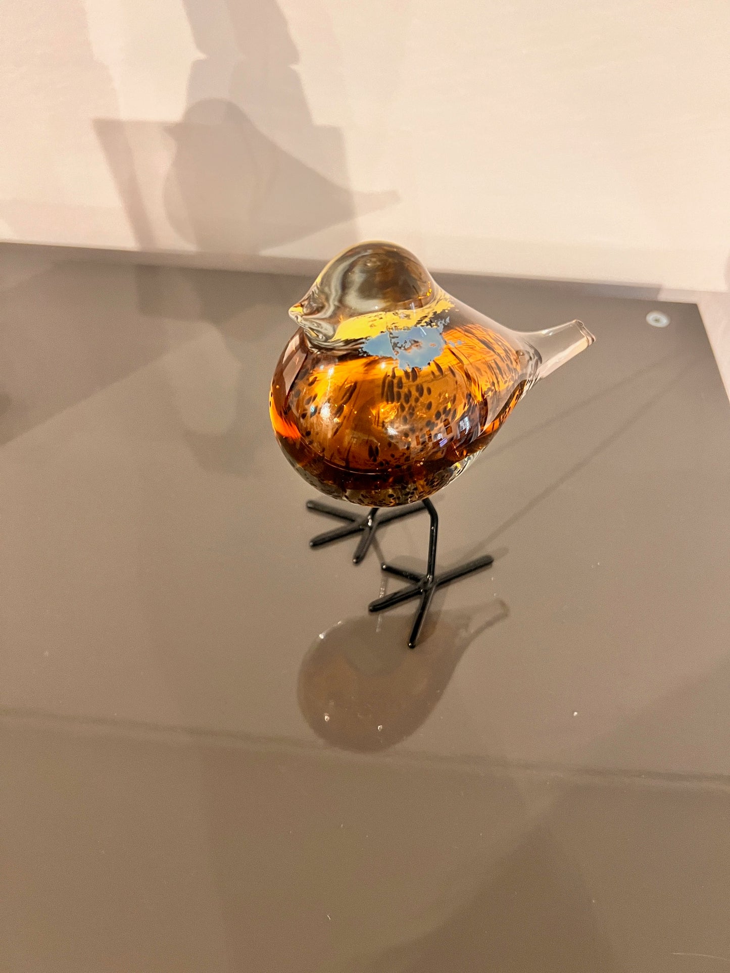Glazen vogeltje op pootjes – amberkleur