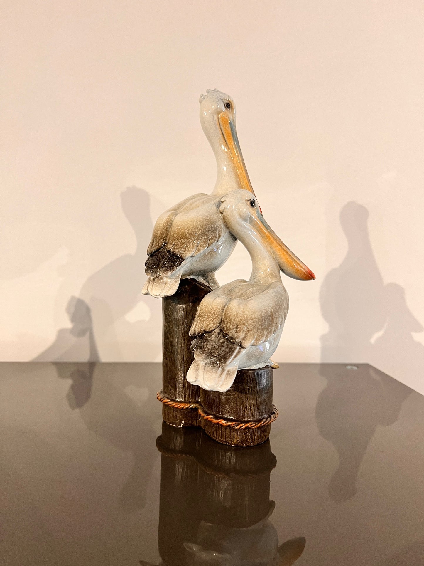 Pelikanen op houten palen – decoratief beeld