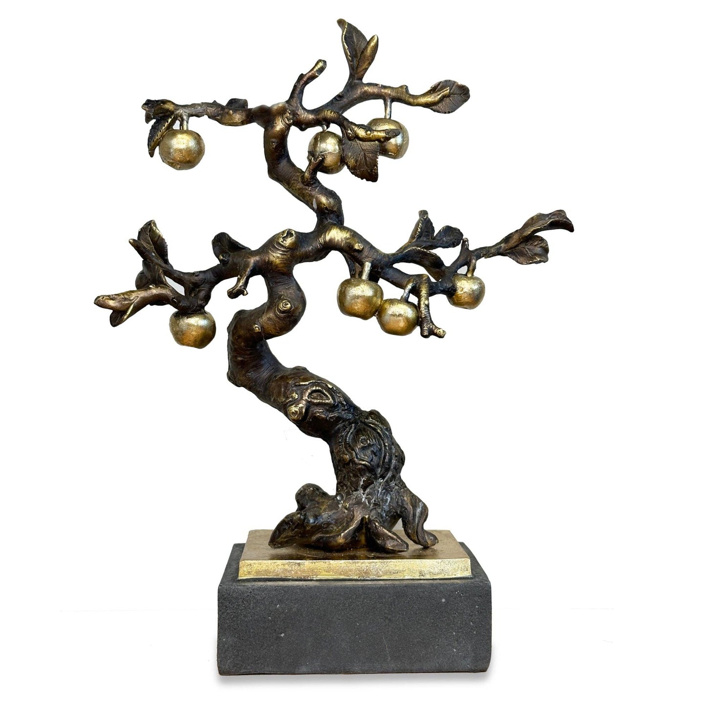 Wijze oude appelboomsculptuur