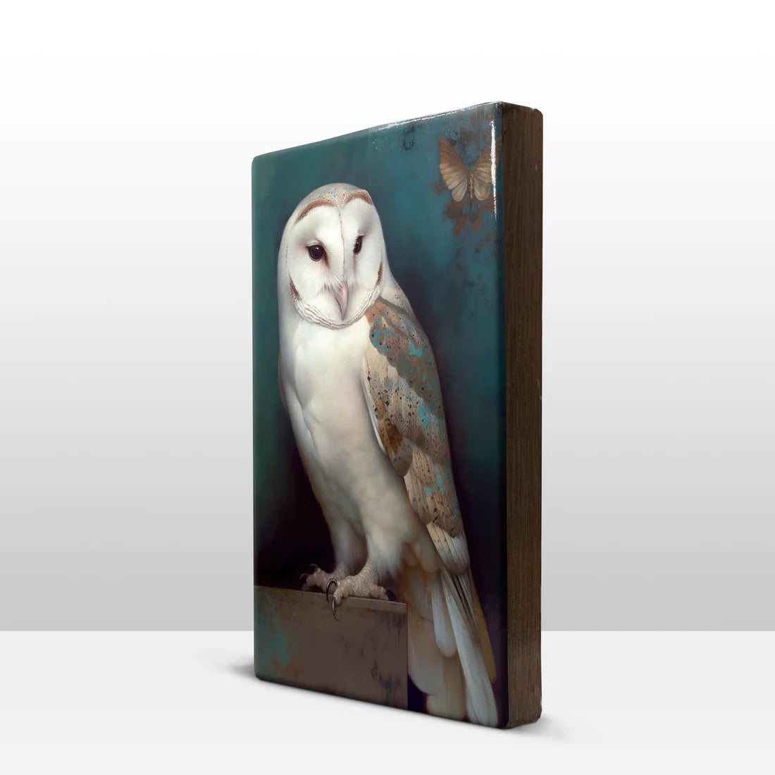 363. Verstilde Ontmoeting: De Witte Uil en de Nachtvlinder op houten paneel(tje) groot