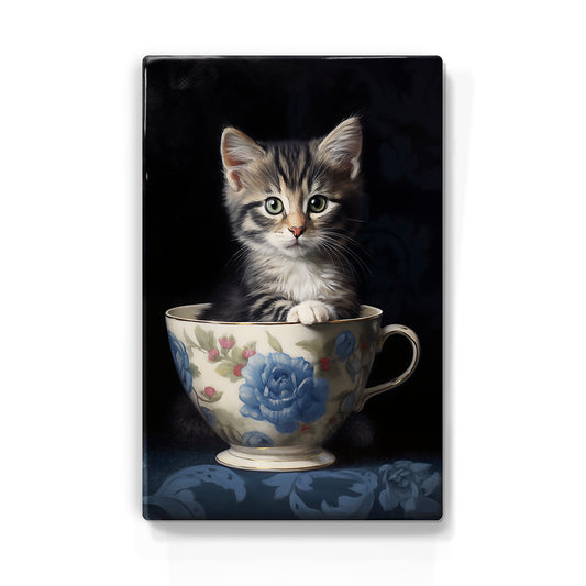Artchoices exclusive: 047. Kitten in kopje met blauwe roosjes op houten paneel(tje) klein