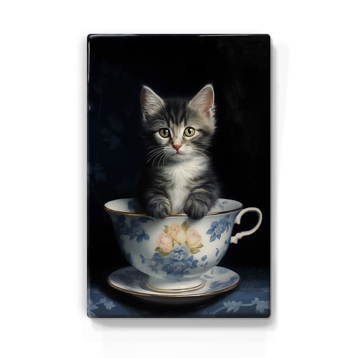 Artchoices exclusive: 050. Kitten in kopje met blauwe rozen op houten paneel(tje) groot