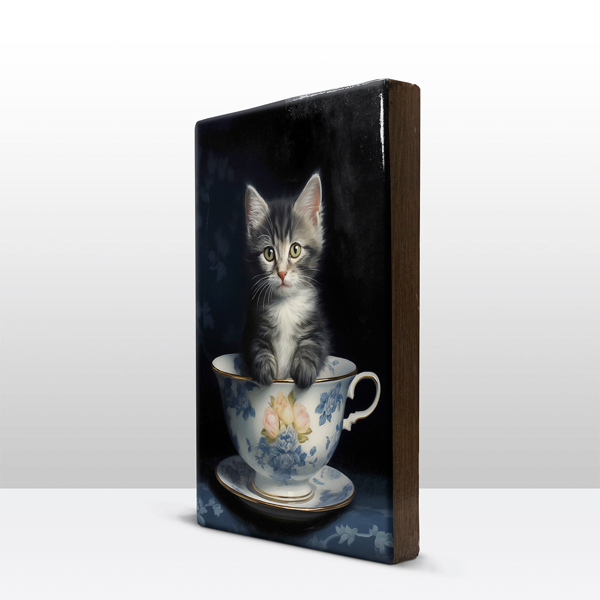 Artchoices exclusive: 050. Kitten in kopje met blauwe rozen op houten paneel(tje) groot