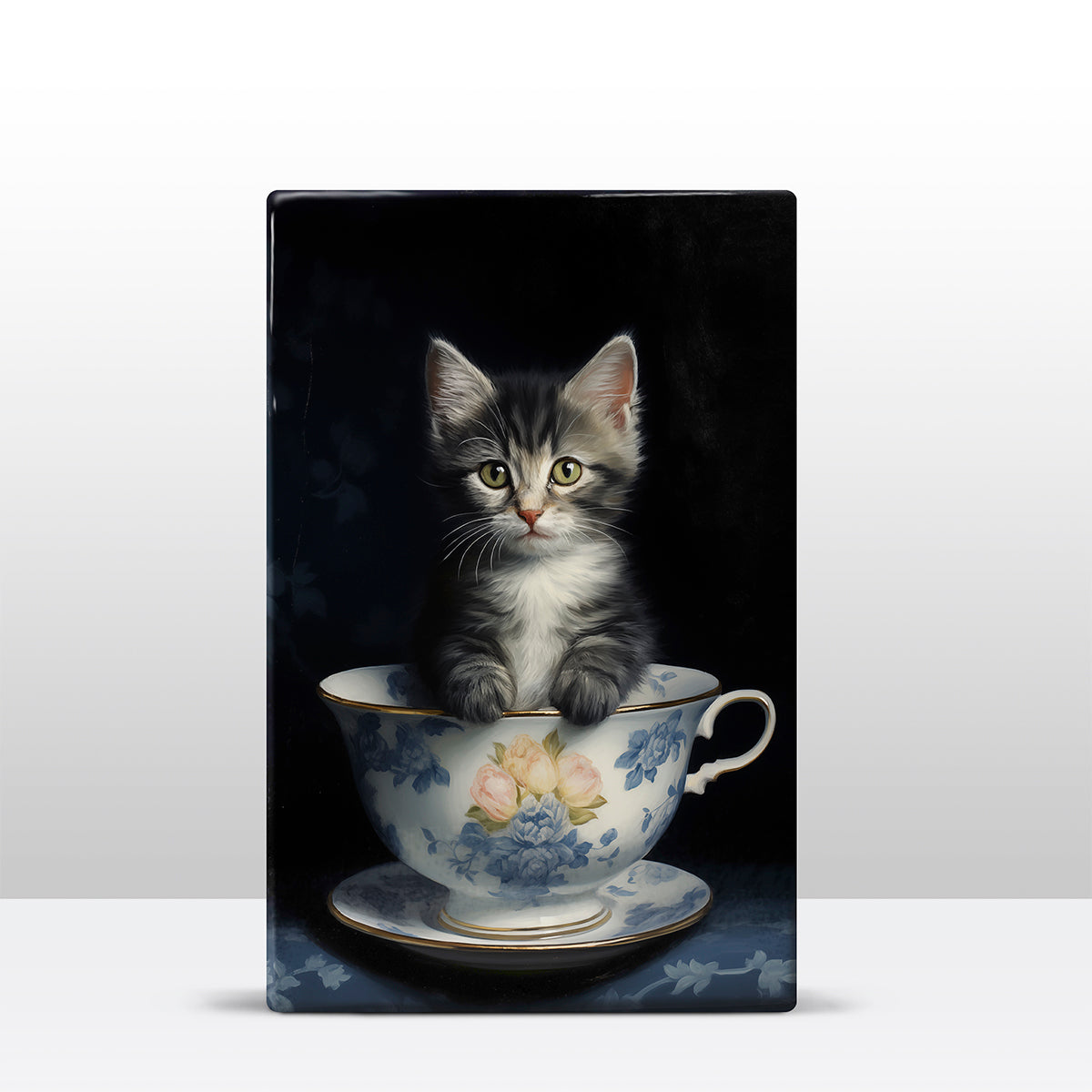 Artchoices exclusive: 050. Kitten in kopje met blauwe rozen op houten paneel(tje) groot