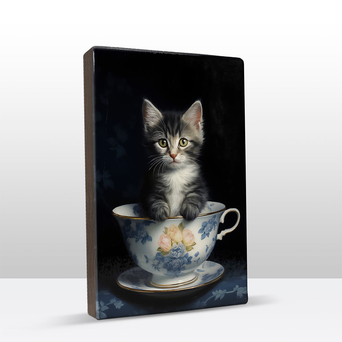 Artchoices exclusive: 050. Kitten in kopje met blauwe rozen op houten paneel(tje) groot