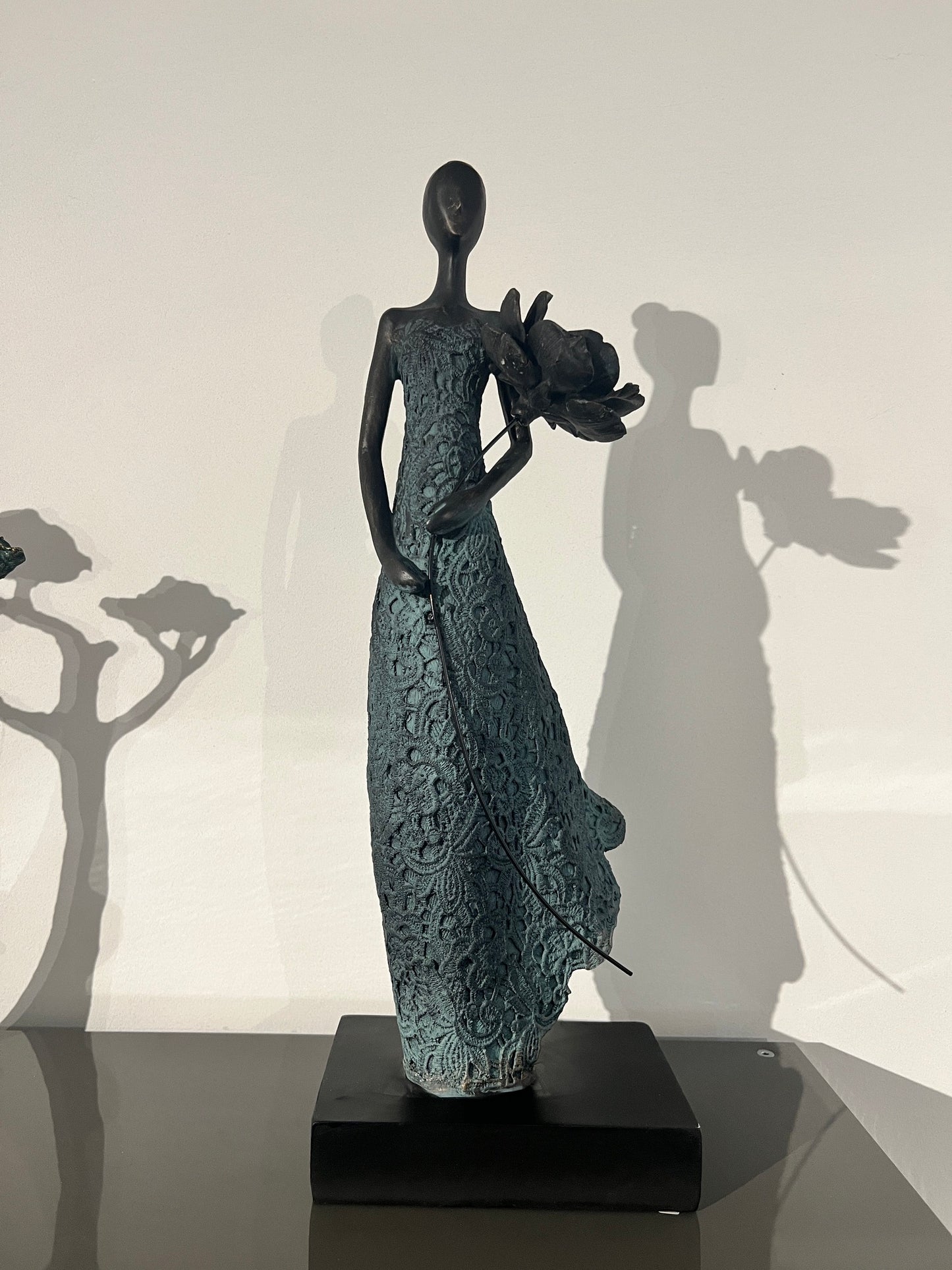 Élise – Elegante Sculptuur met Bloem