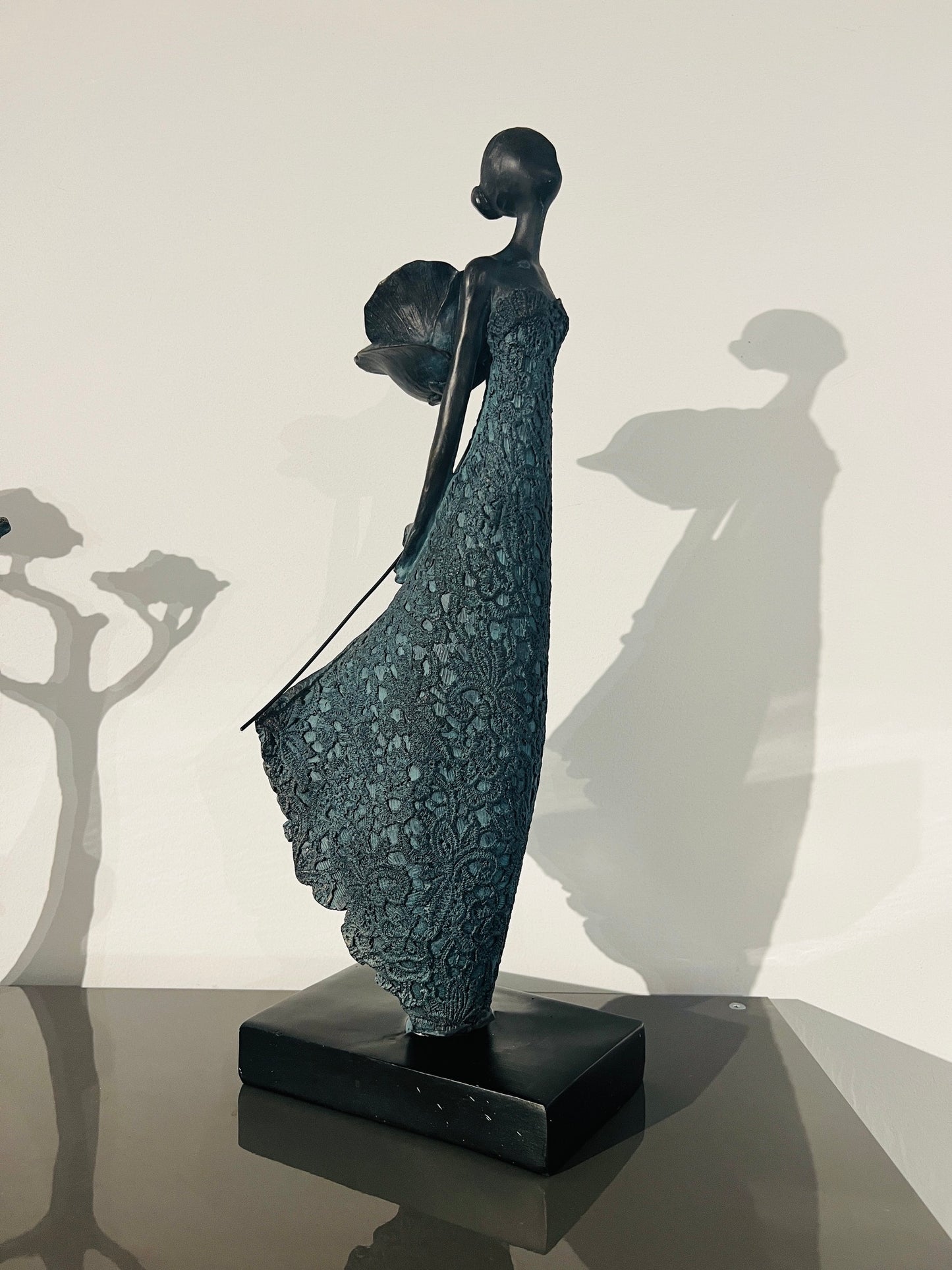 Aurélie – Elegante Sculptuur met Bloem