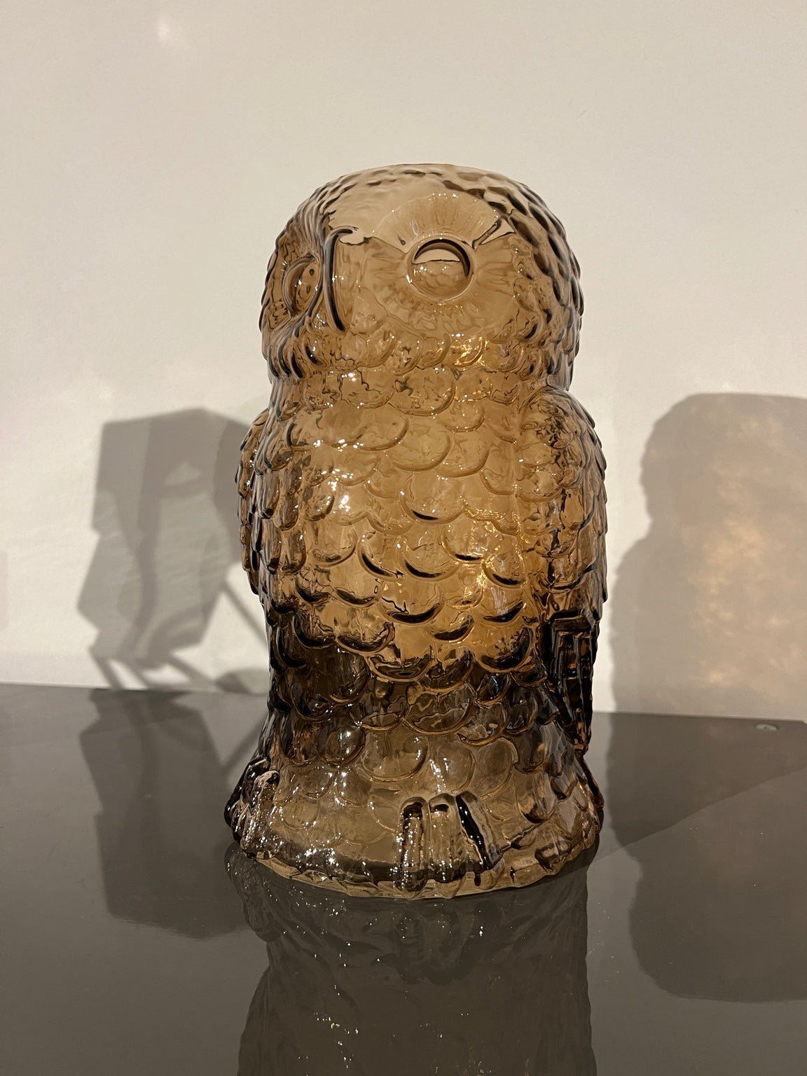 Glazen uil in amberkleur – voorzijde