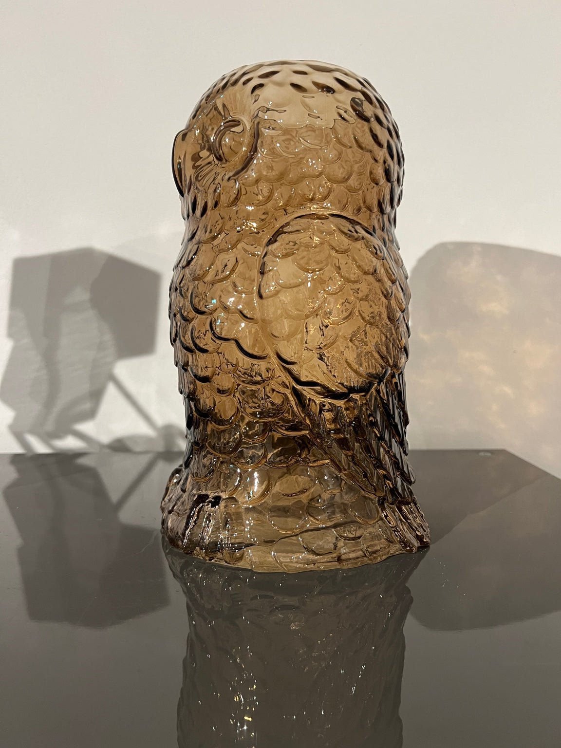 Glazen uil in amberkleur – zijkant