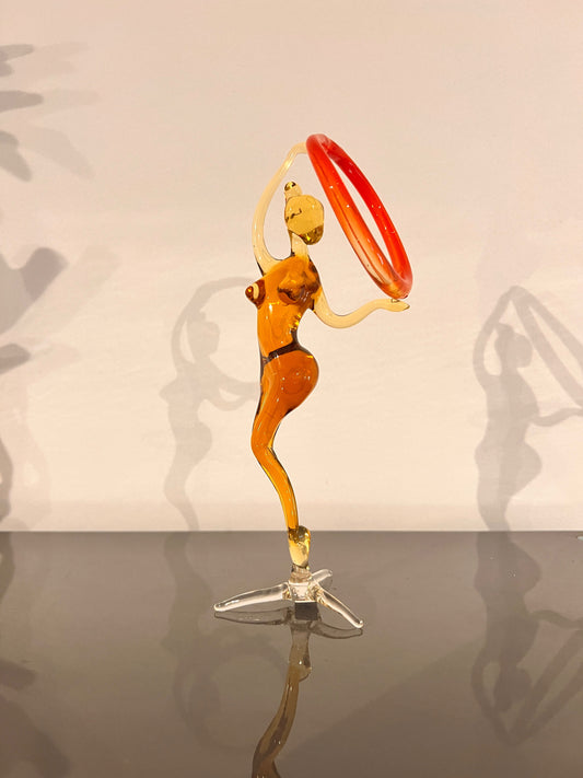 Glazen beeldje – danseres met rode ring (amberkleur)