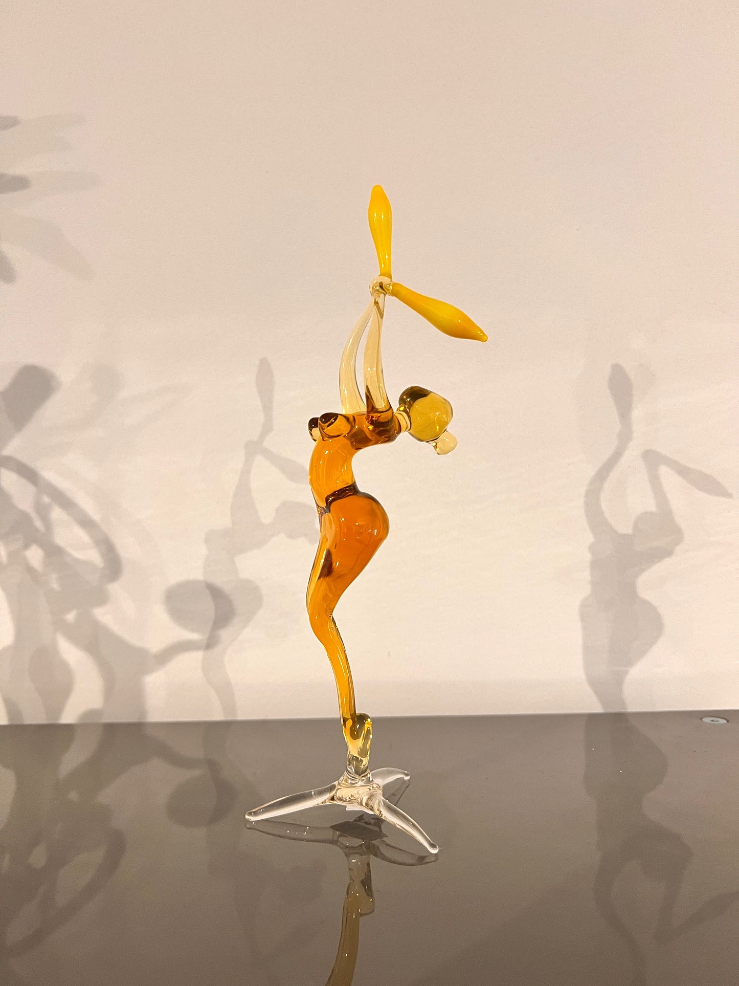 Glazen beeldje – danseres met lint (amber & geel)
