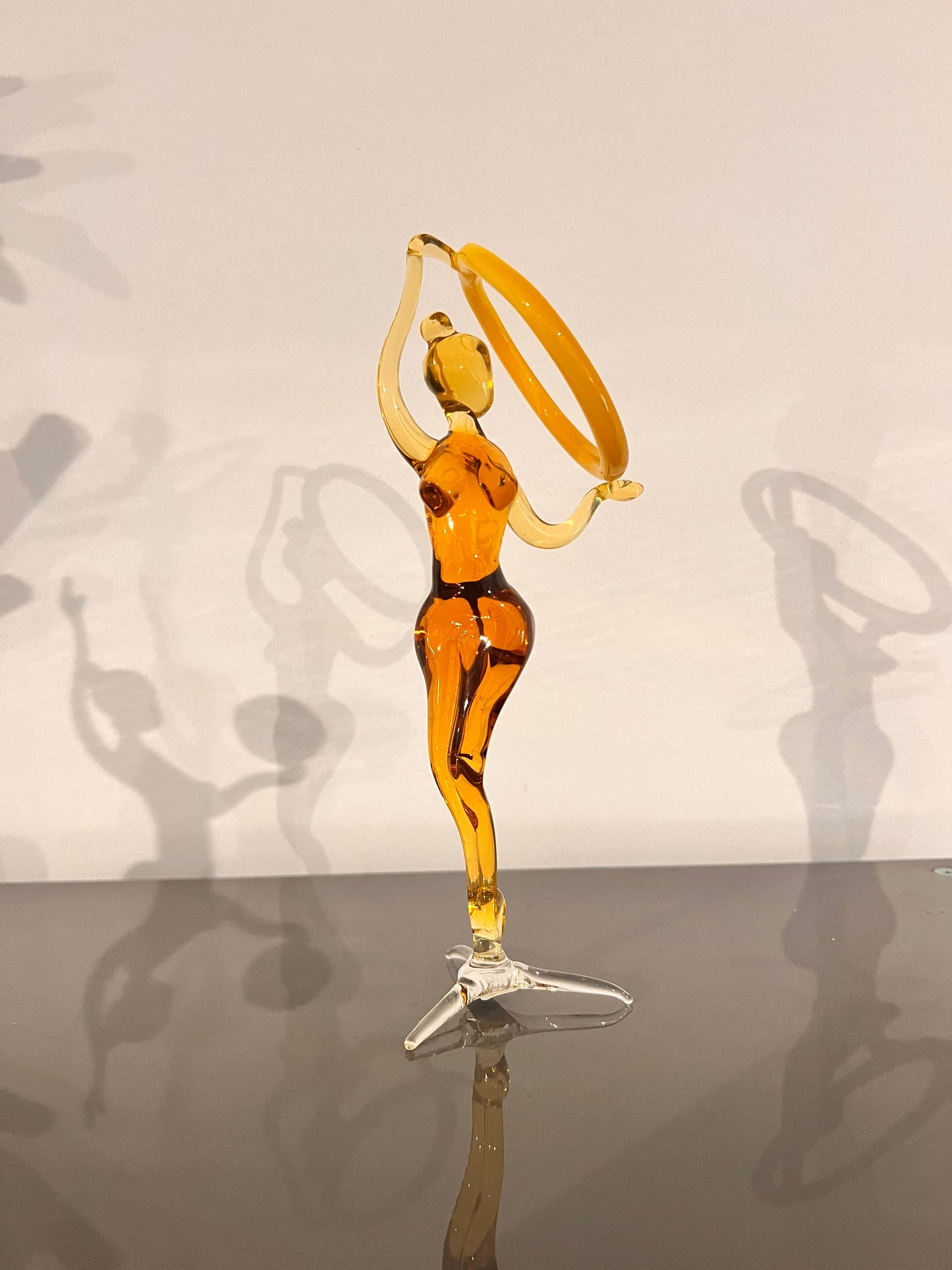 Glazen beeldje – danseres met ring (amberkleur)