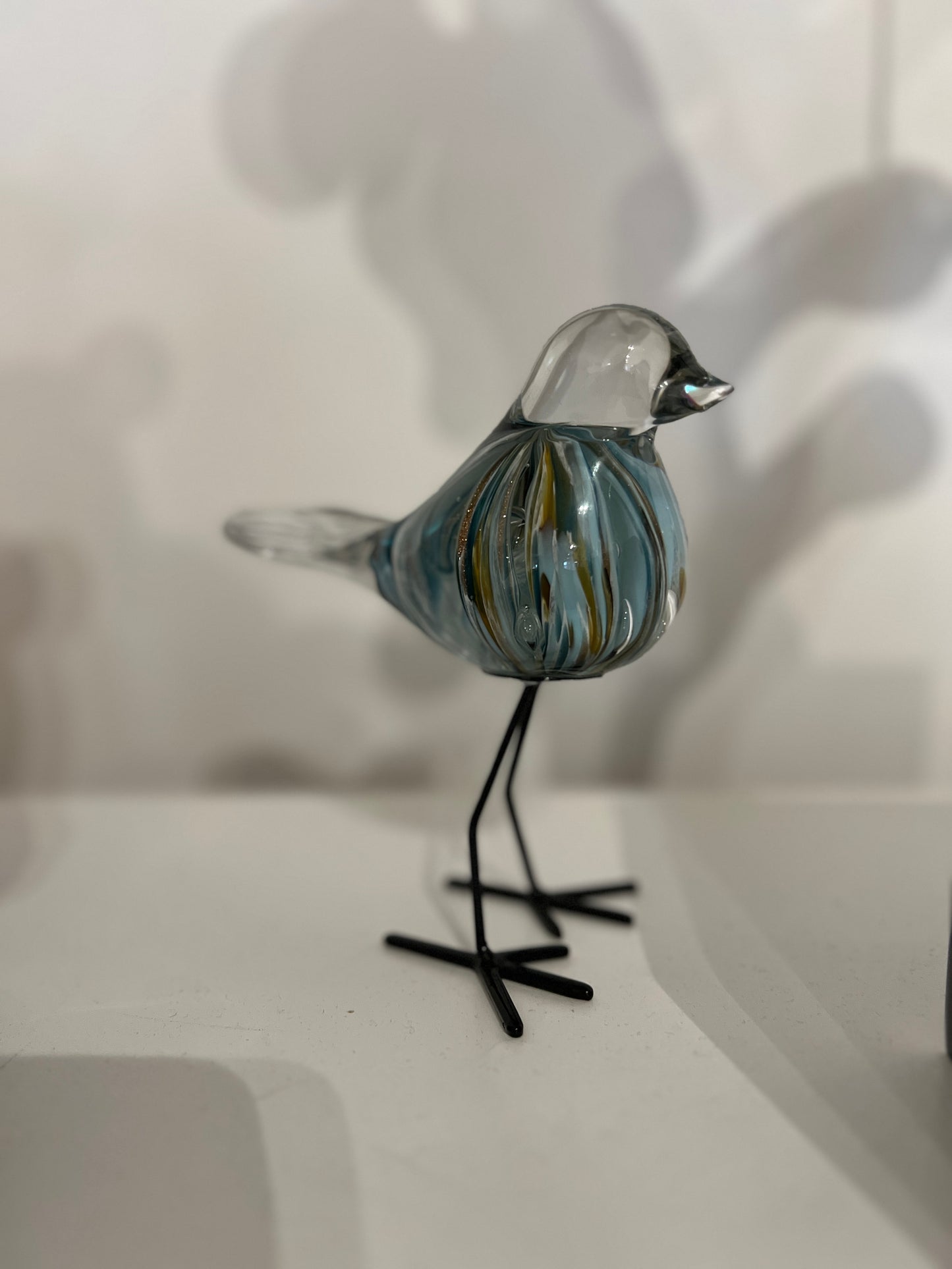 Glazen vogeltje op metalen pootjes – transparant met blauw-goud accenten