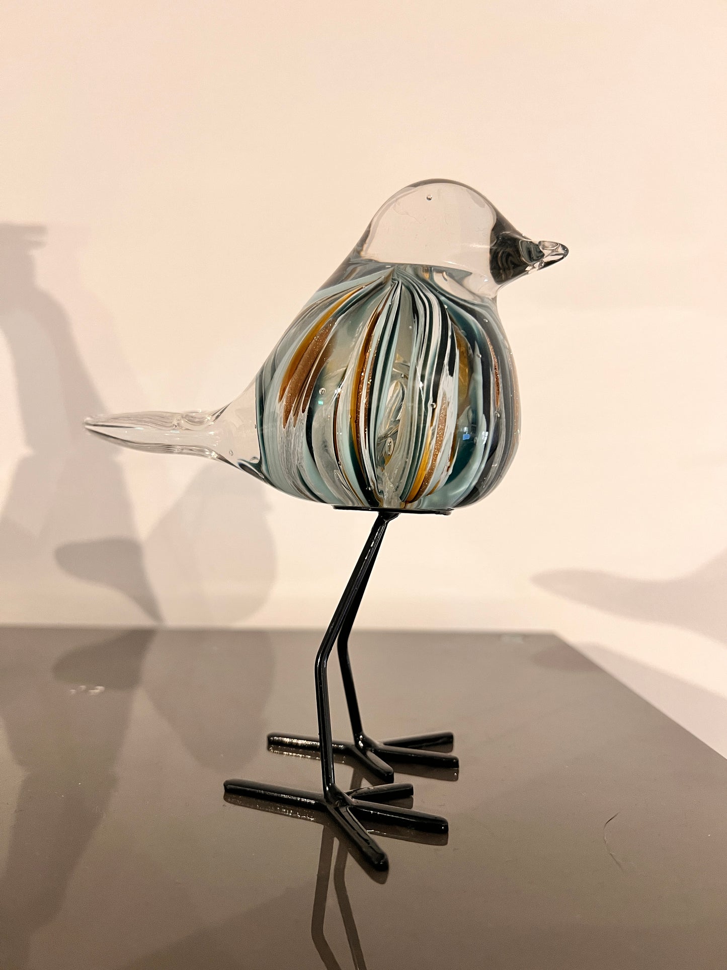 Glazen vogeltje op metalen pootjes – transparant met blauw-goud accenten