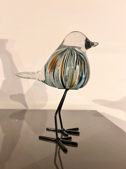 Glazen vogeltje op metalen pootjes – transparant met blauw-goud accenten