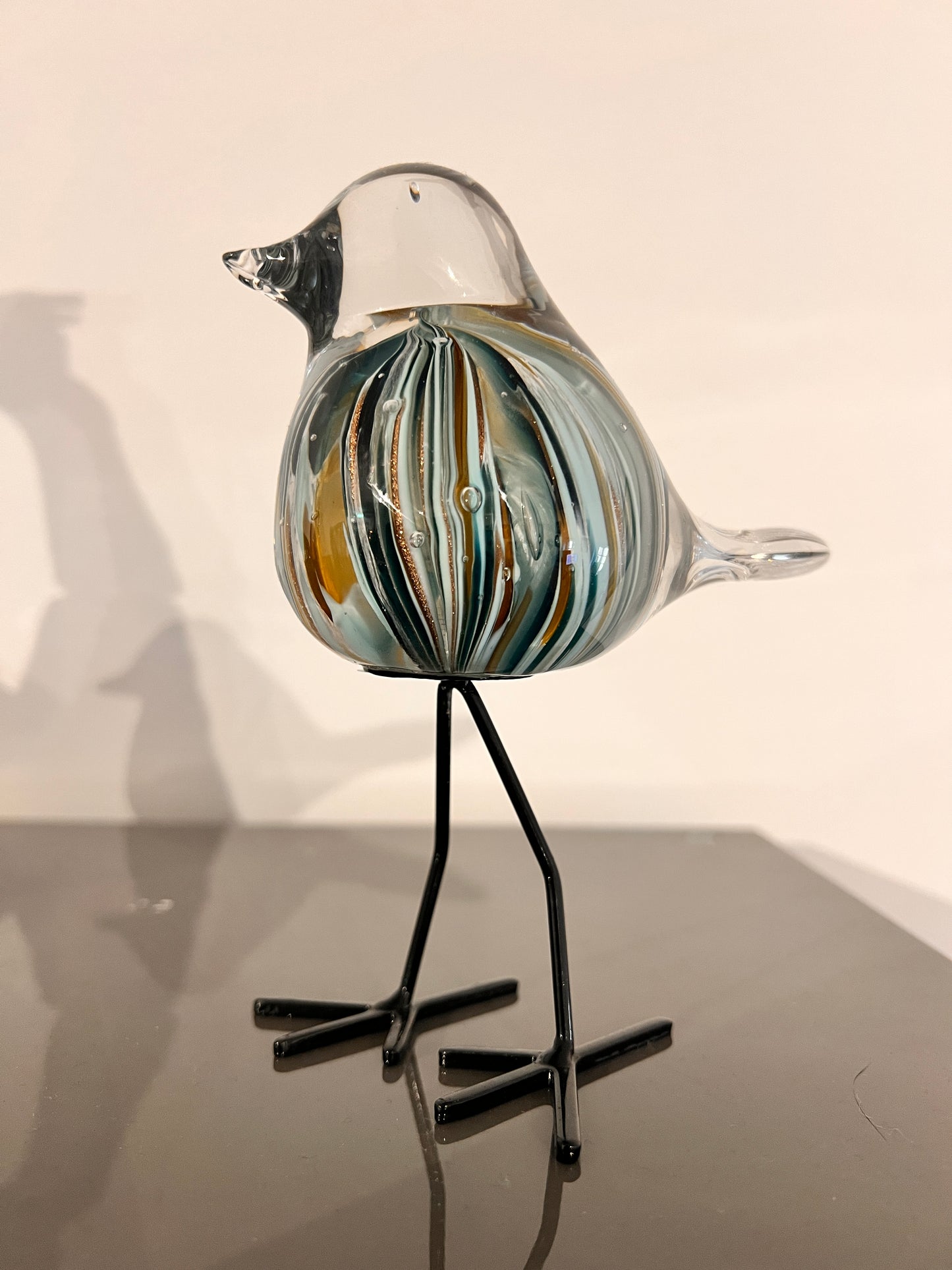 Glazen vogeltje op metalen pootjes – transparant met blauw-goud accenten
