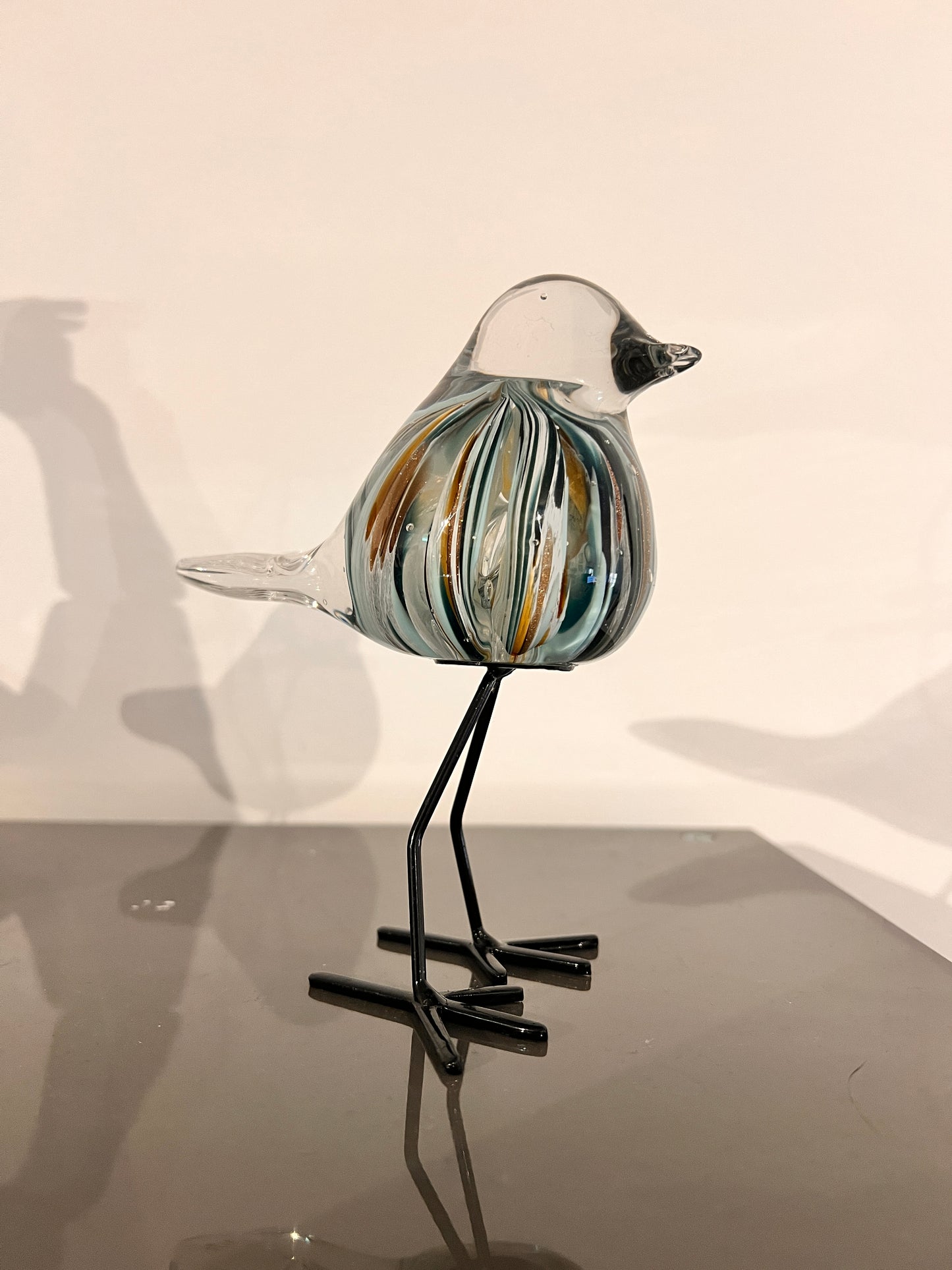 Glazen vogeltje op metalen pootjes – transparant met blauw-goud accenten