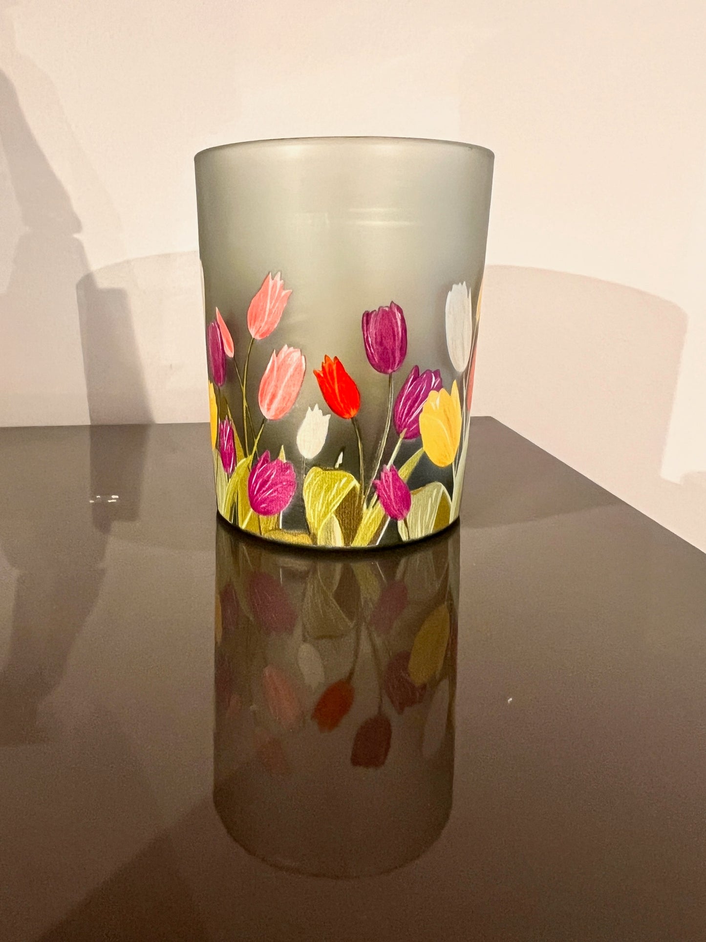 Glazen waxinelichthouder met tulpen – groot formaat