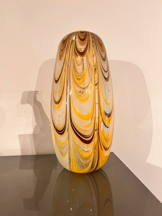 Glaskunst vaas met vloeiende lijnen in goudtinten – groot formaat