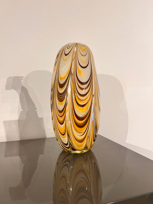 Glaskunst vaas met vloeiende lijnen in goudtinten – klein formaat