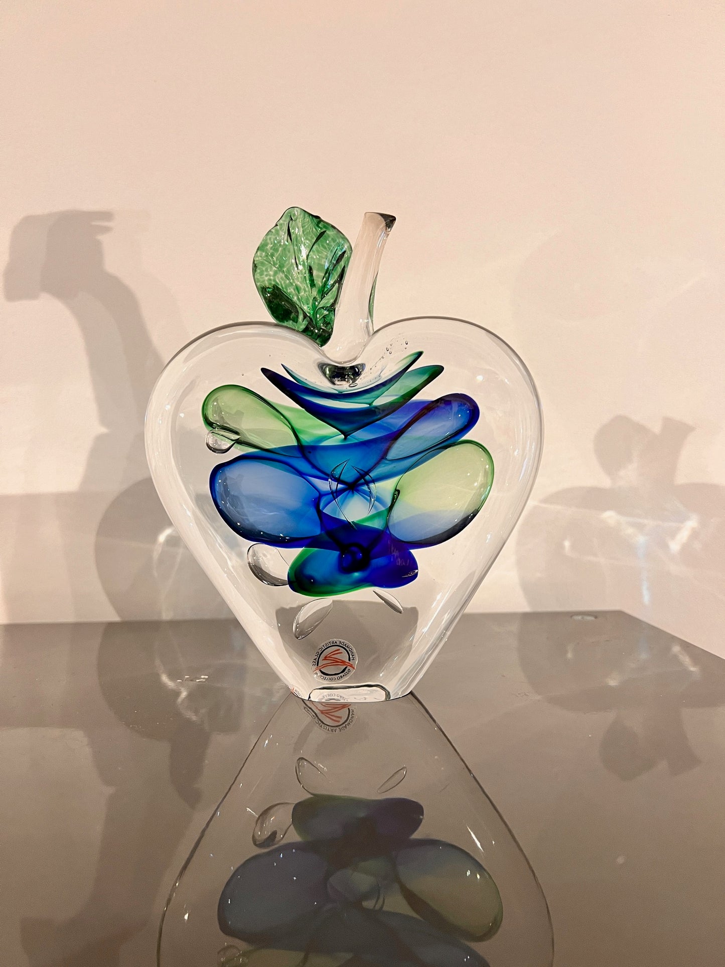 Kristallen appel – handgevormde kristalkunst in blauw en groen