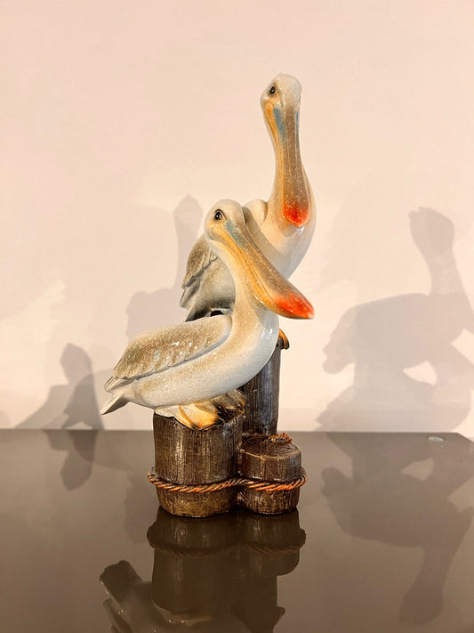 Pelikanen op houten palen – decoratief beeld