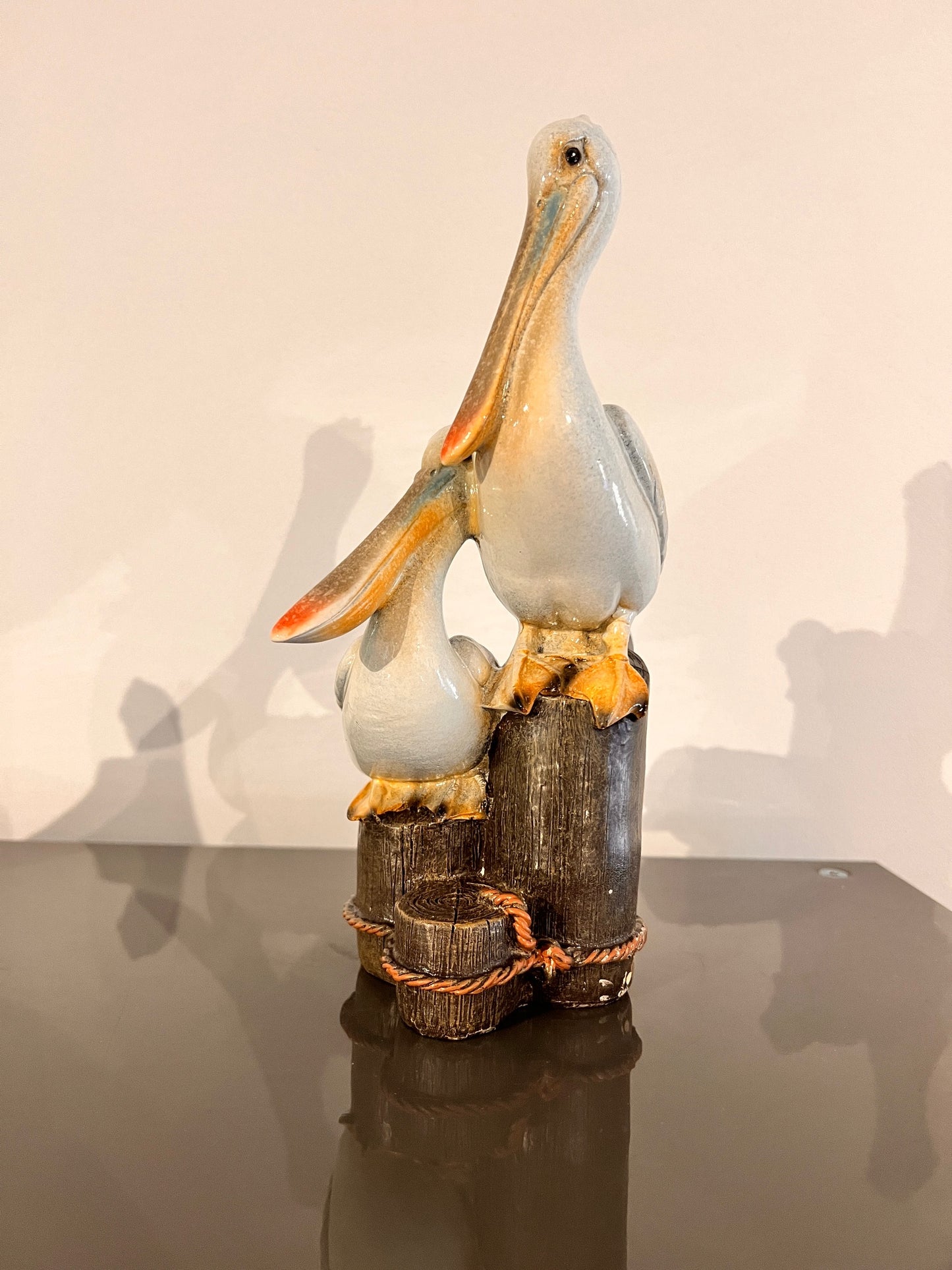 Pelikanen op houten palen – decoratief beeld