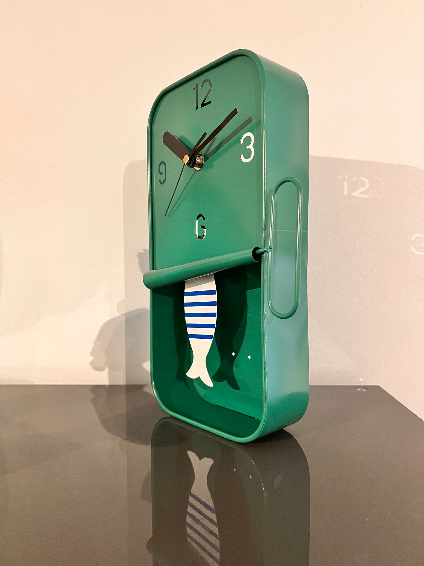 Wandklok met bewegend visje - groen met wit visje blauw gestreept