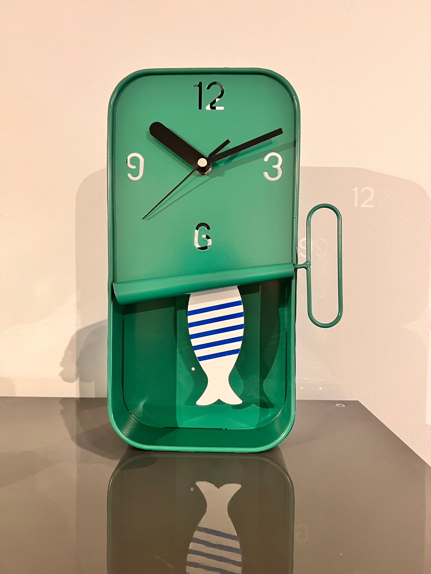 Wandklok met bewegend visje - groen met wit visje blauw gestreept
