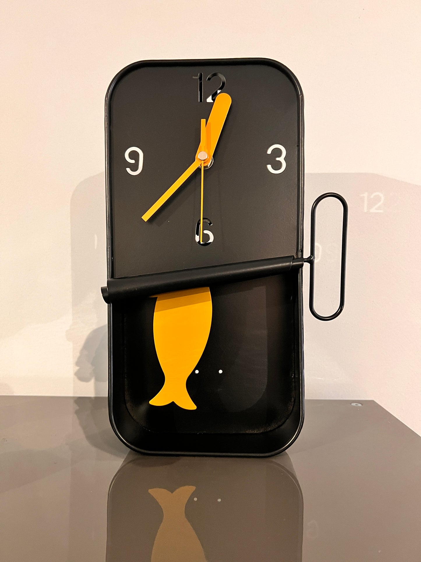 Wandklok met bewegend visje - zwart met geel visje