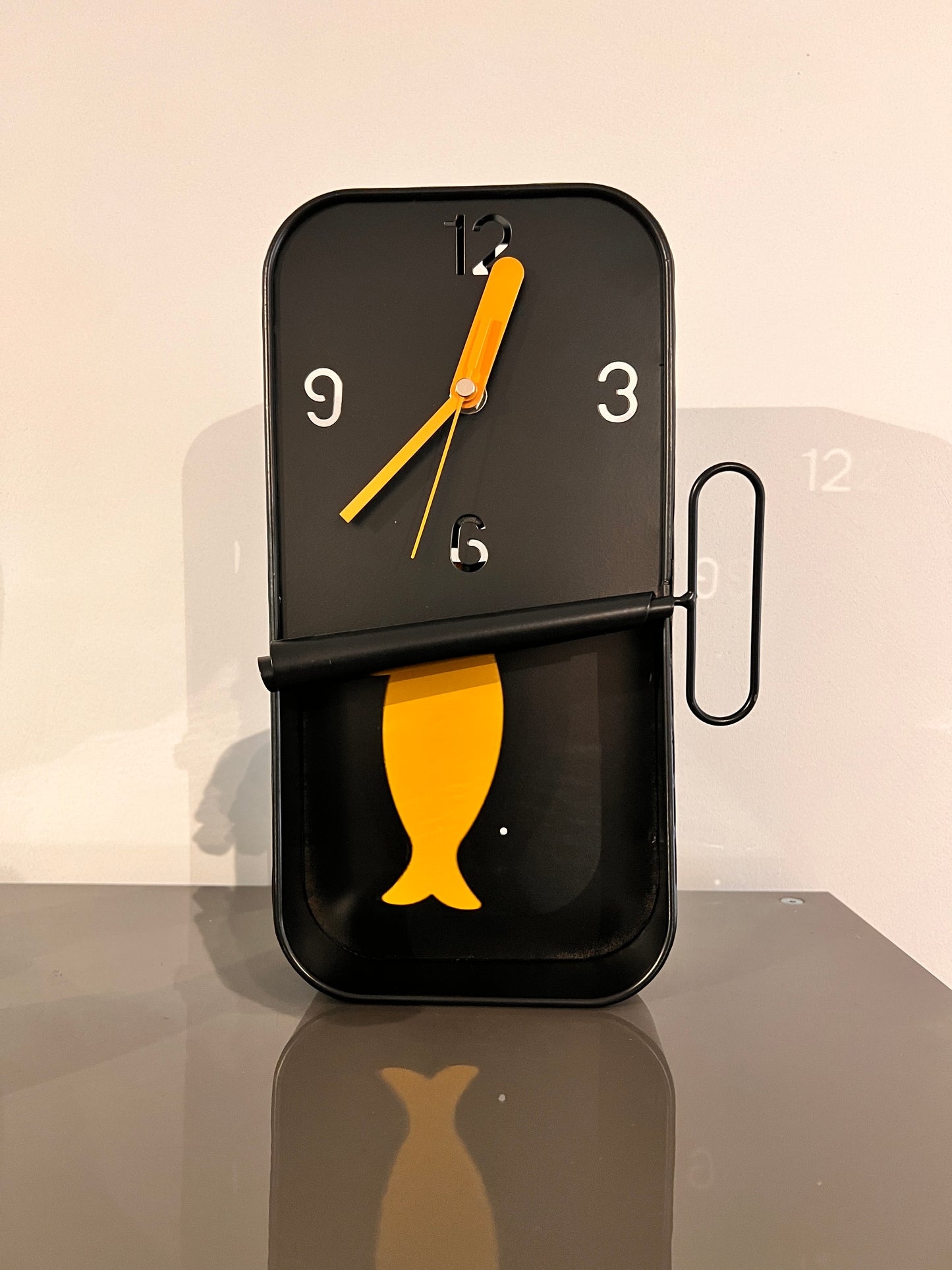 Wandklok met bewegend visje - zwart met geel visje
