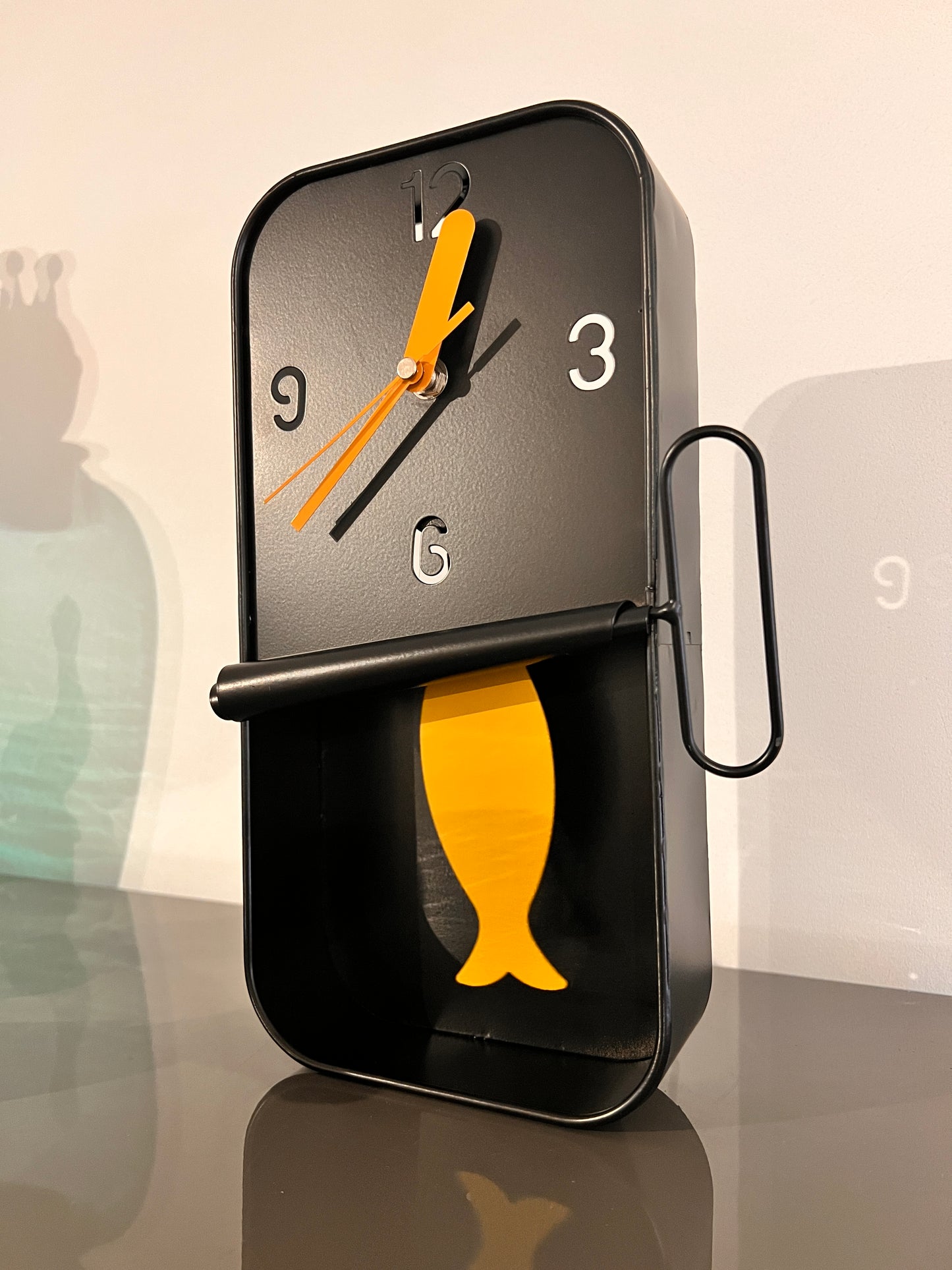 Wandklok met bewegend visje - zwart met geel visje