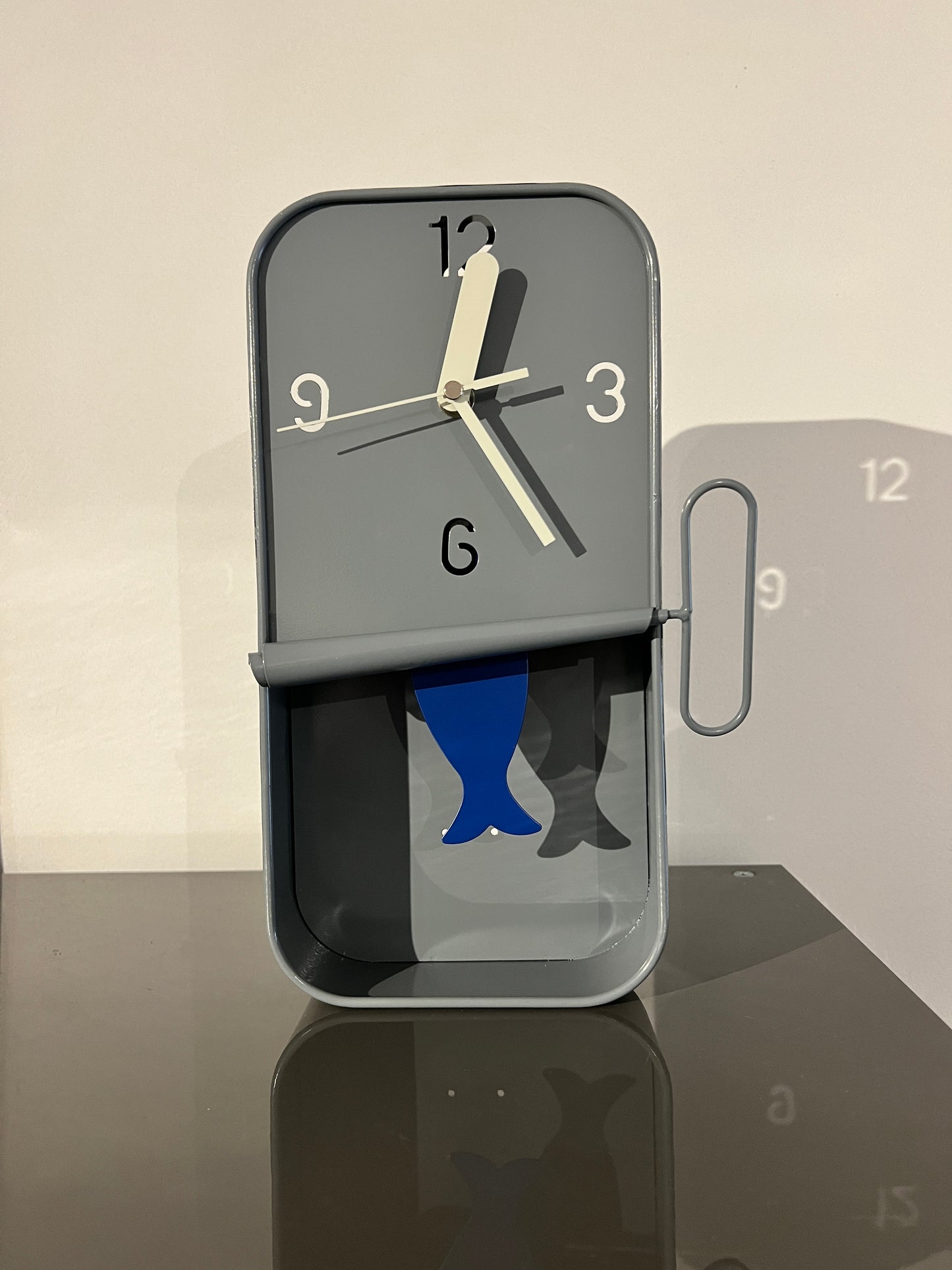 Wandklok met bewegend visje - grijs met blauw visje