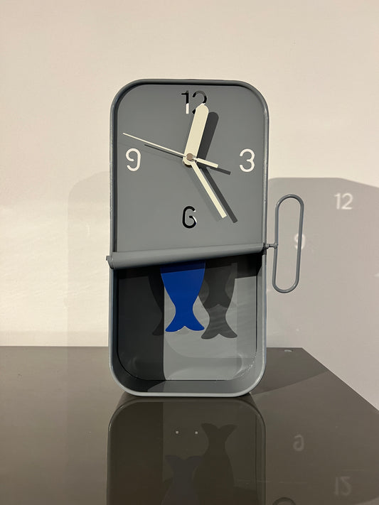 Wandklok met bewegend visje - grijs met blauw visje