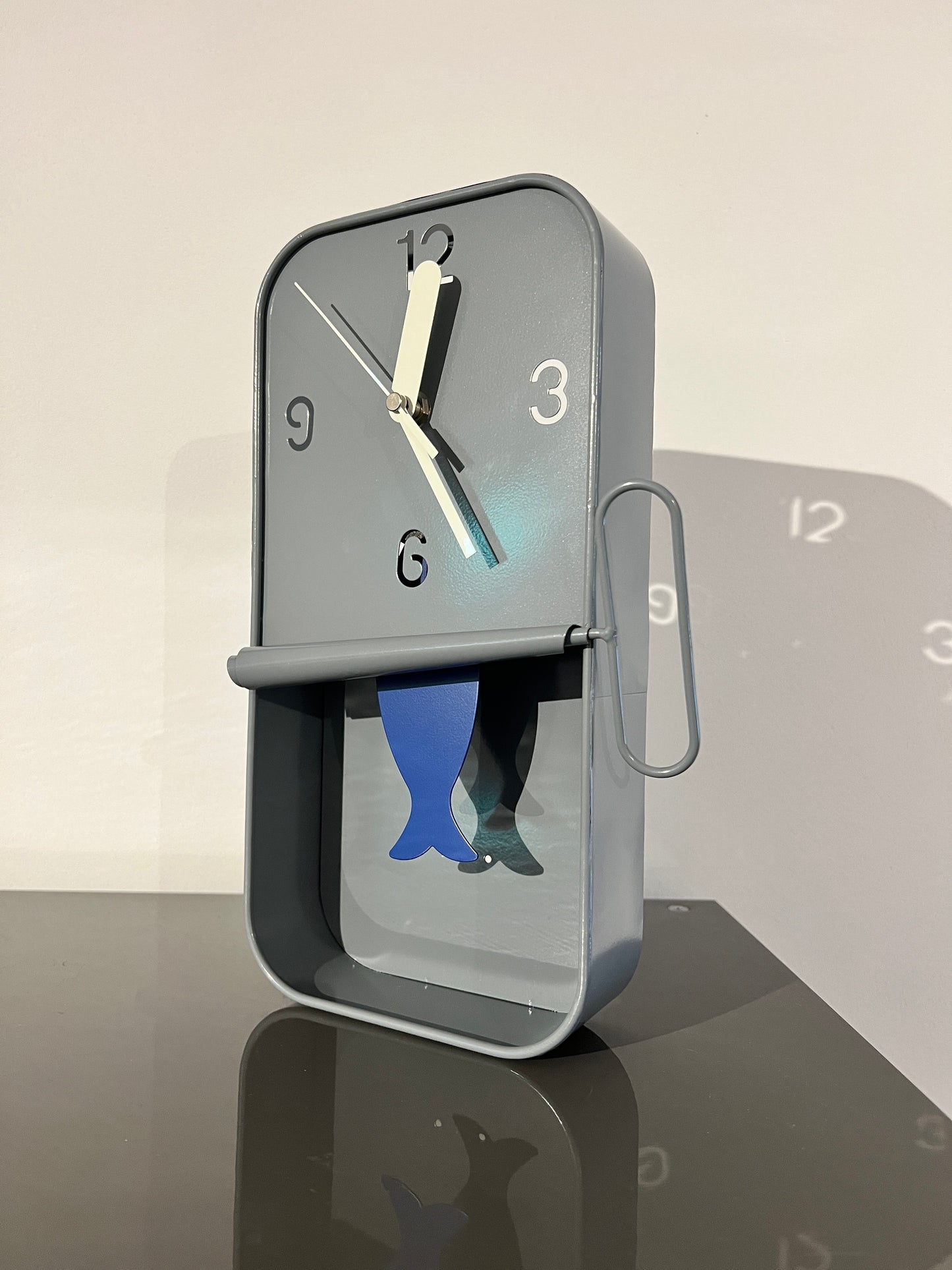 Wandklok met bewegend visje - grijs met blauw visje
