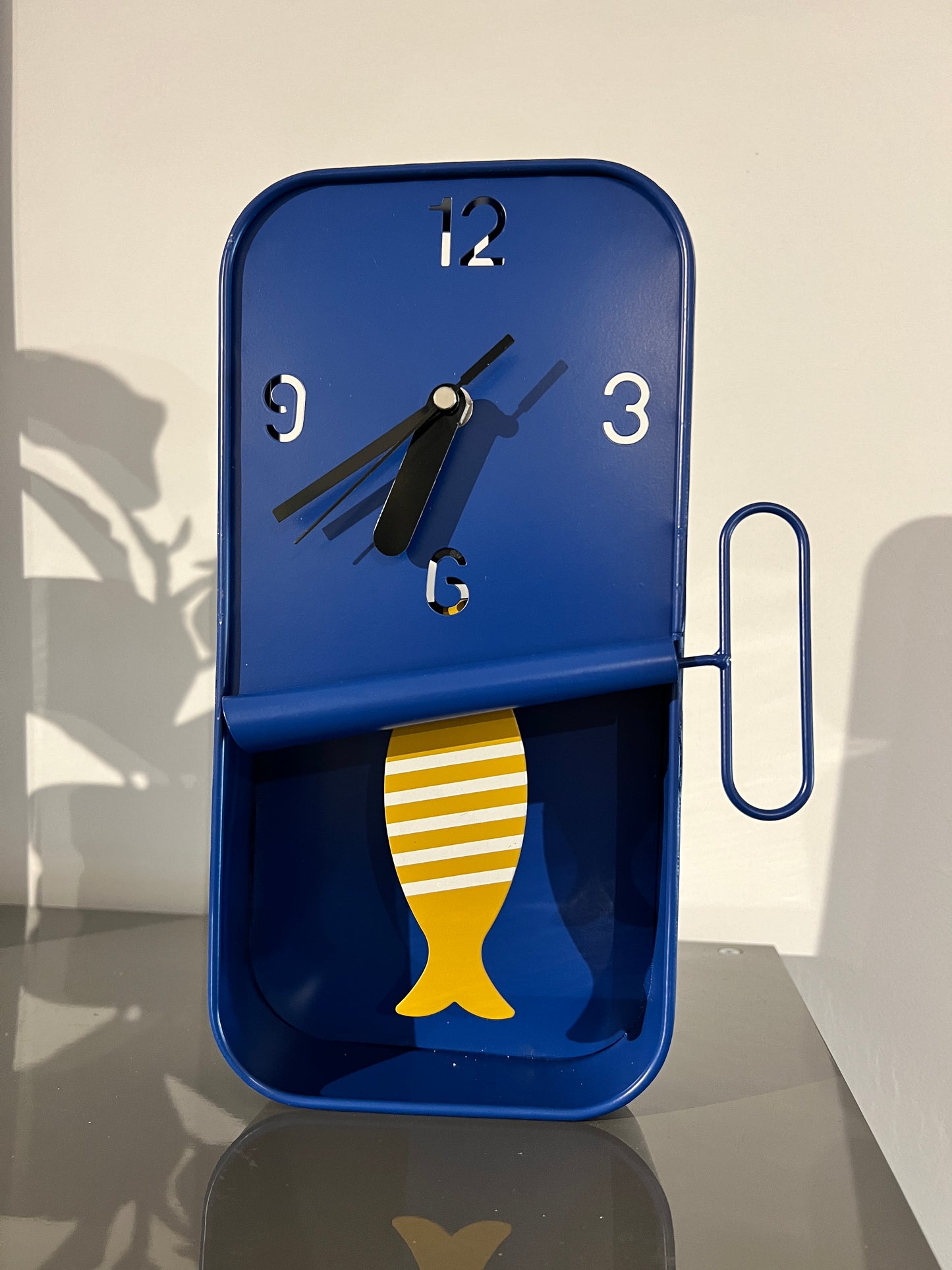 Wandklok met bewegend visje - blauw met geel visje wit gestreept