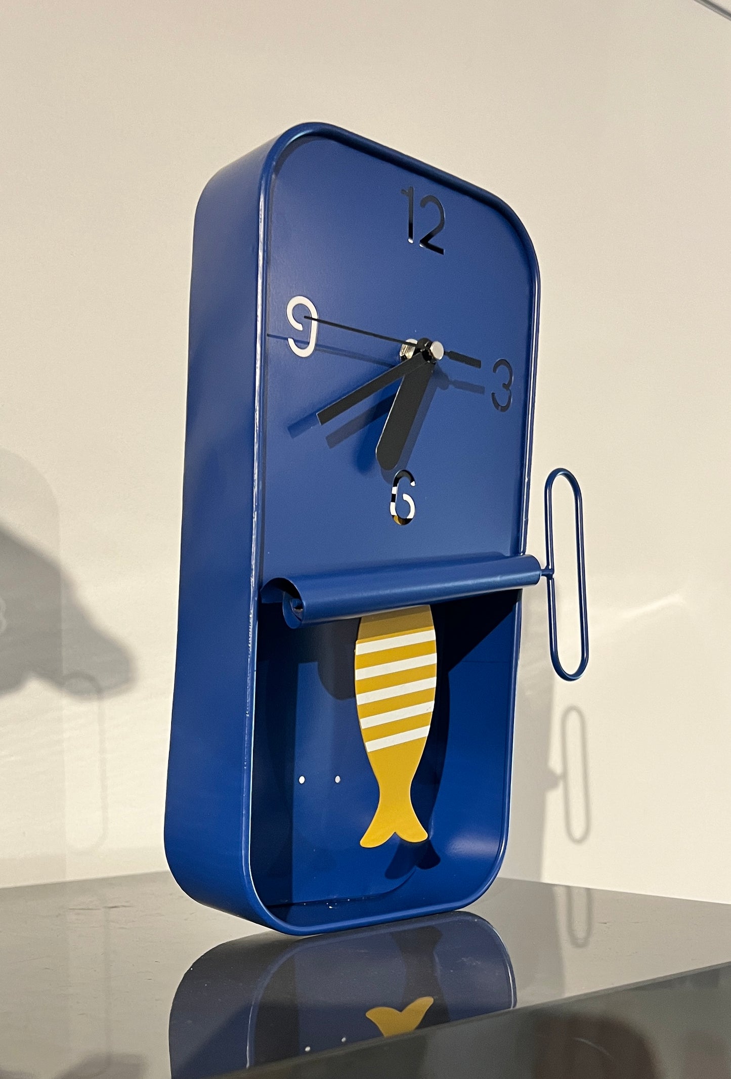 Wandklok met bewegend visje - blauw met geel visje wit gestreept