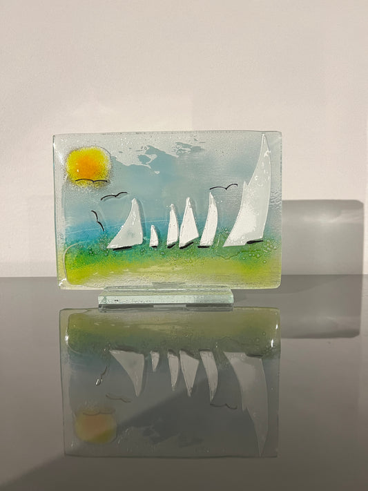 Glazen kunstobject – zeilboten op zee