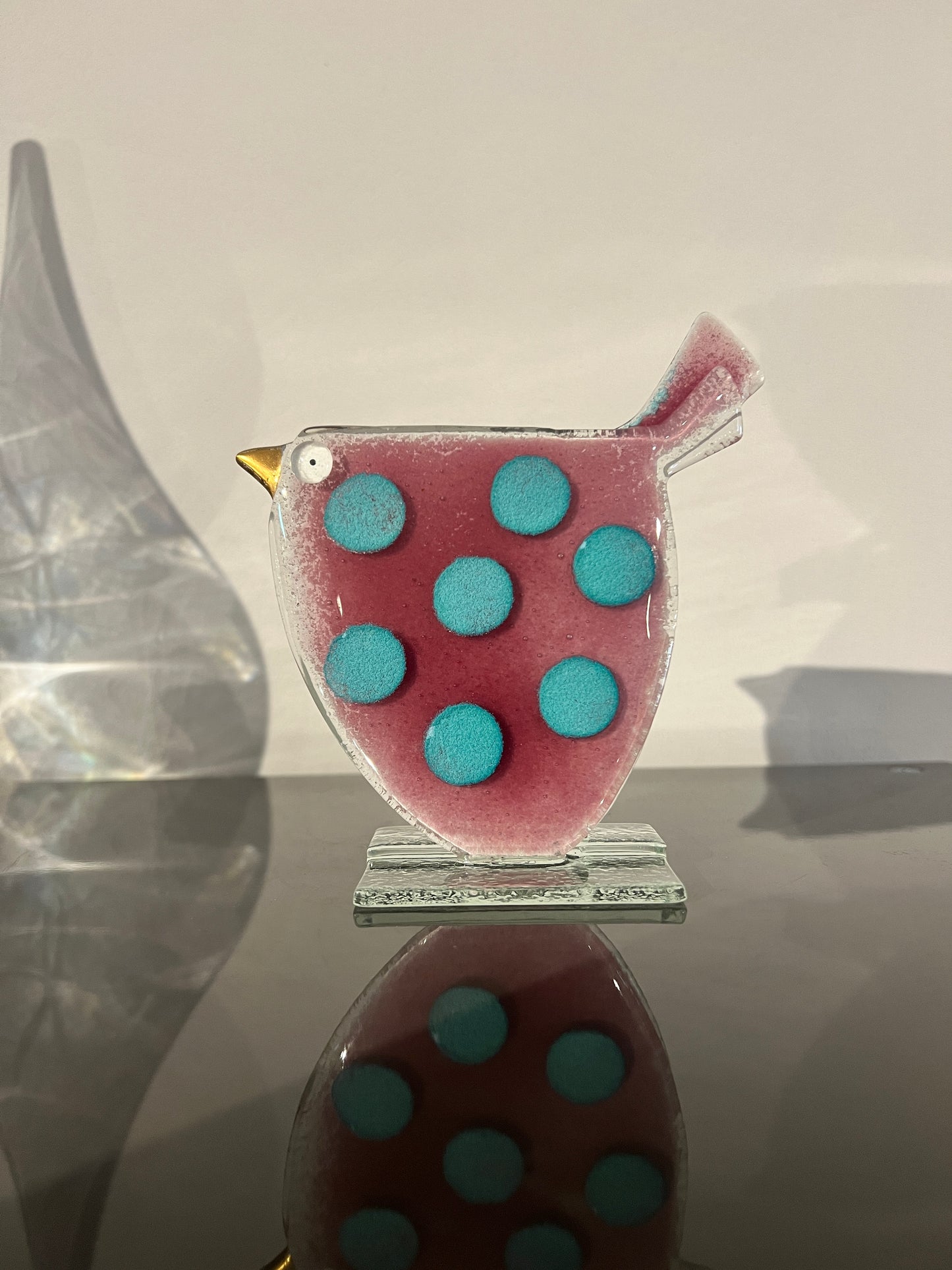 Glazen vogel – speels roze met turquoise stippen