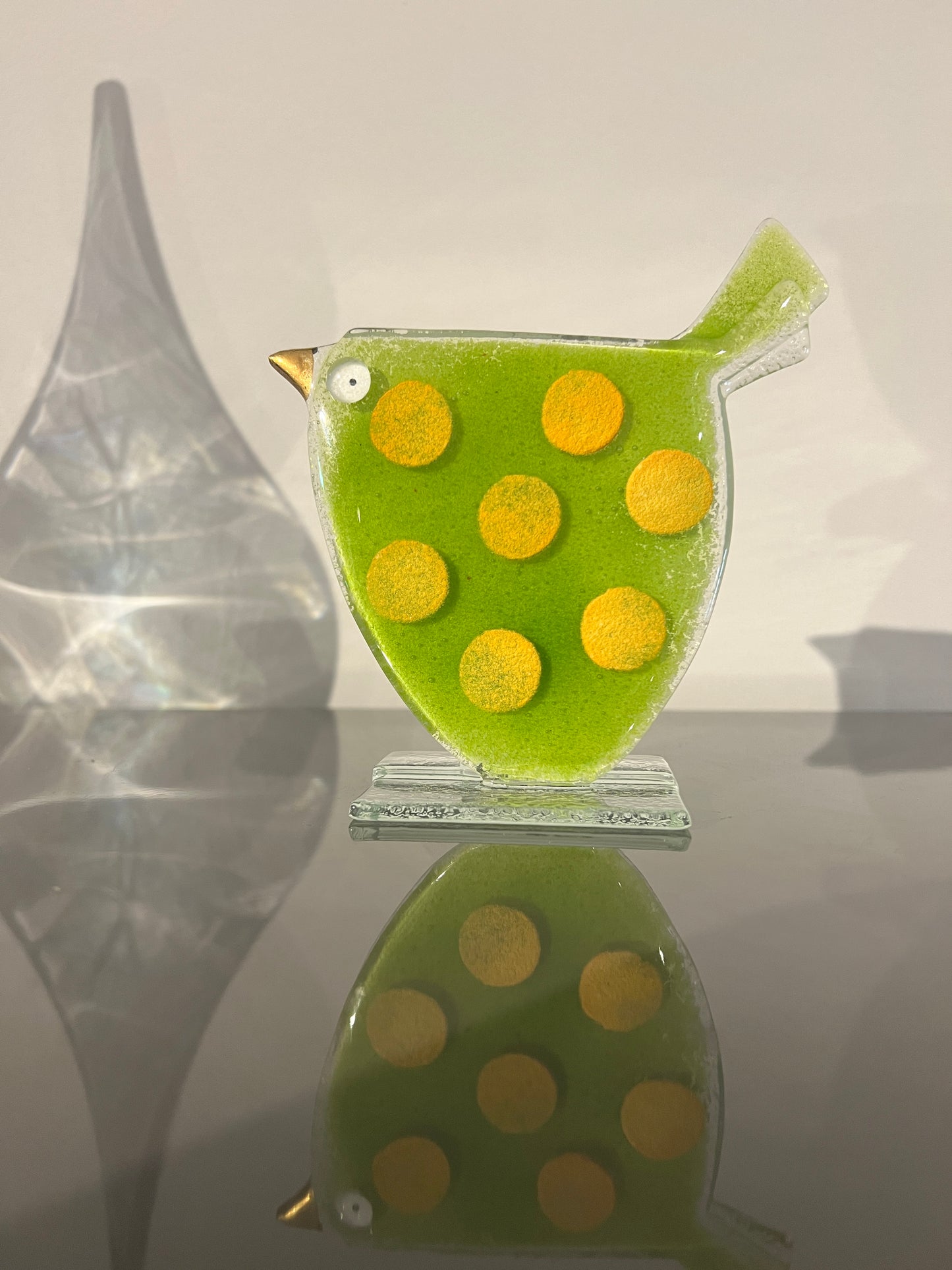 Glazen vogel – fris groen met zonnige stippen