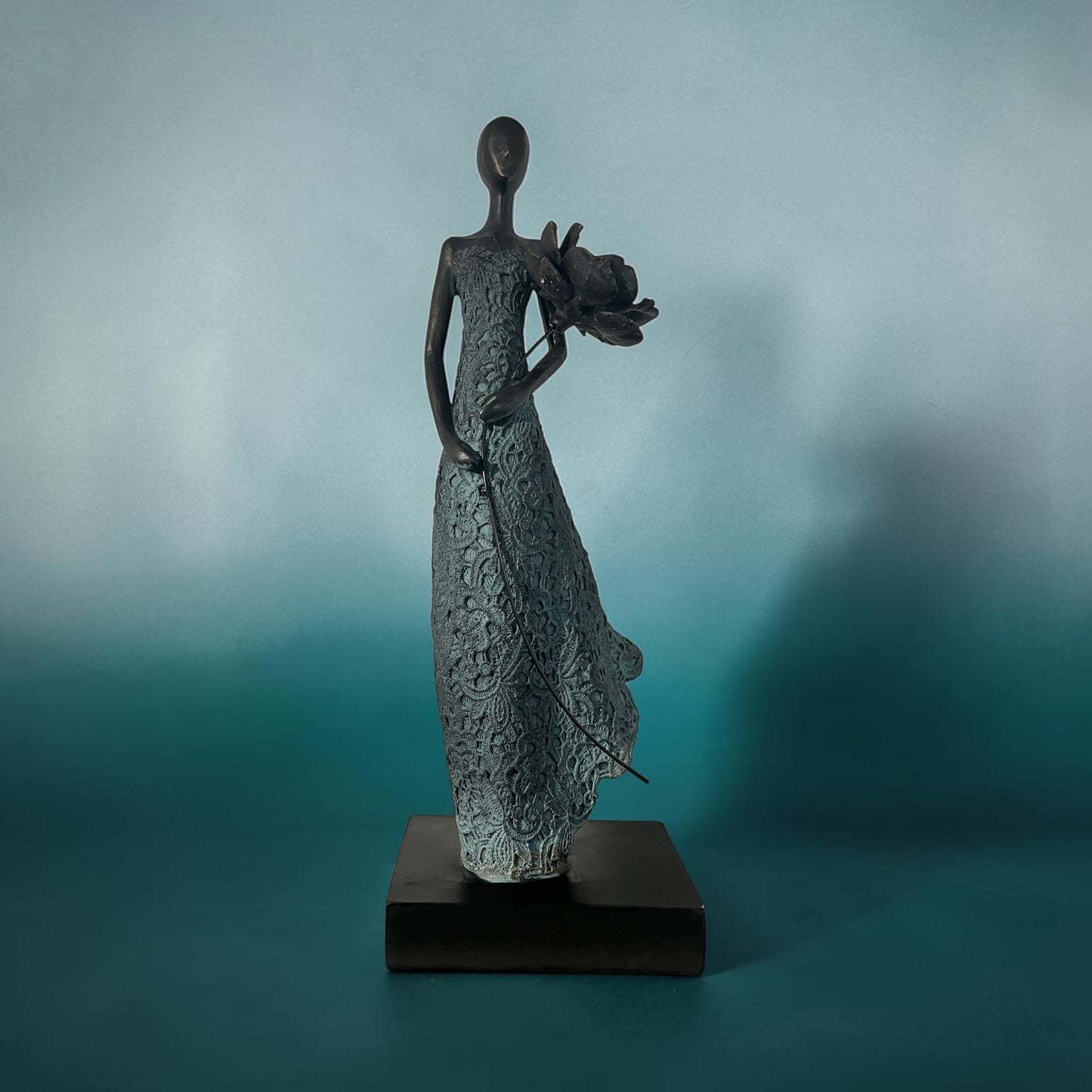 Élise – Elegante Sculptuur met Bloem