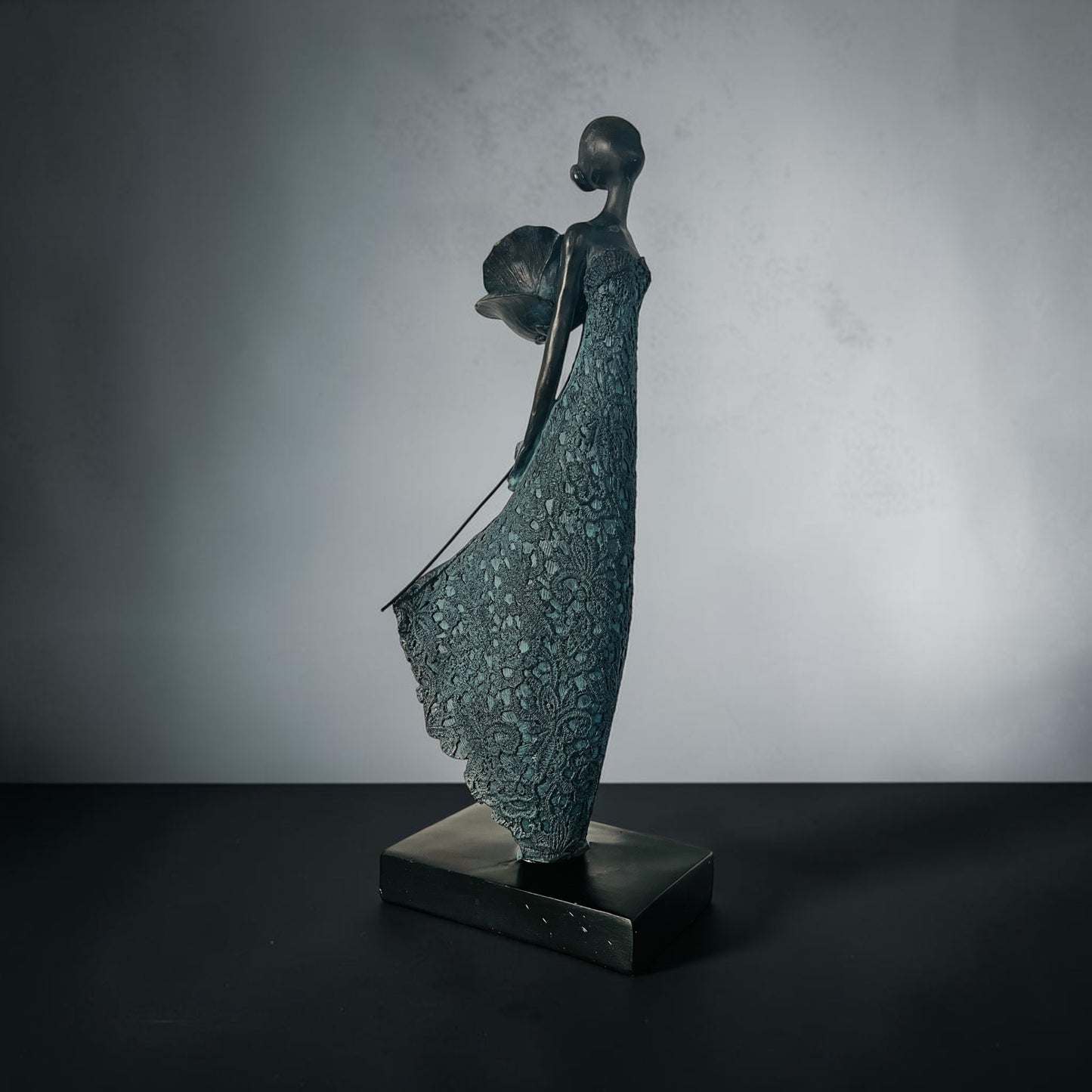 Aurélie – Elegante Sculptuur met Bloem