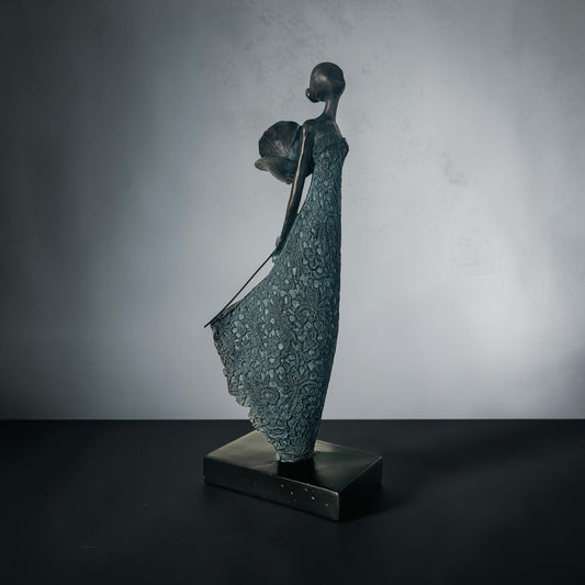 Aurélie – Elegante Sculptuur met Bloem