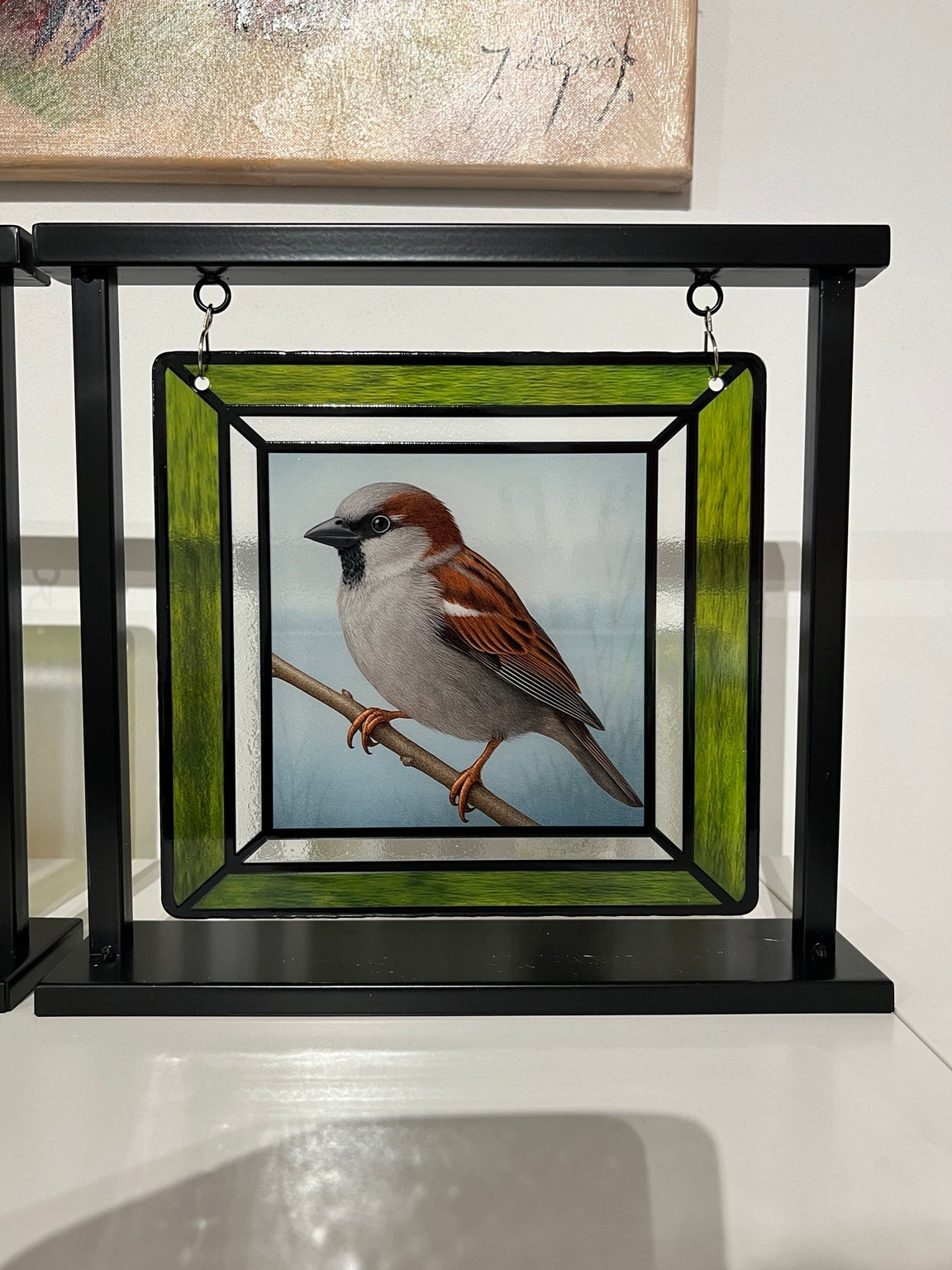 Suncatcher mus in zwarte standaard in de winkel