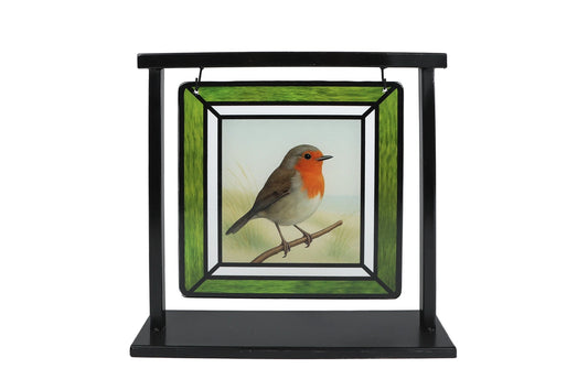 Suncatcher roodborstje in zwarte metalen standaard op witte achtergrond